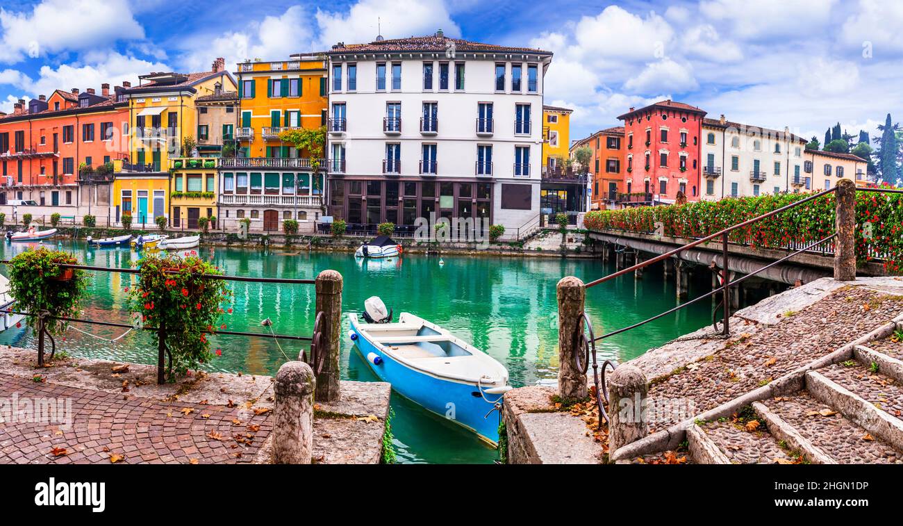 Peschiera del Garda - charmant village avec des maisons colorées dans le magnifique lac Lago di Garda. Province de Vérone, nord de l'Italie Banque D'Images
