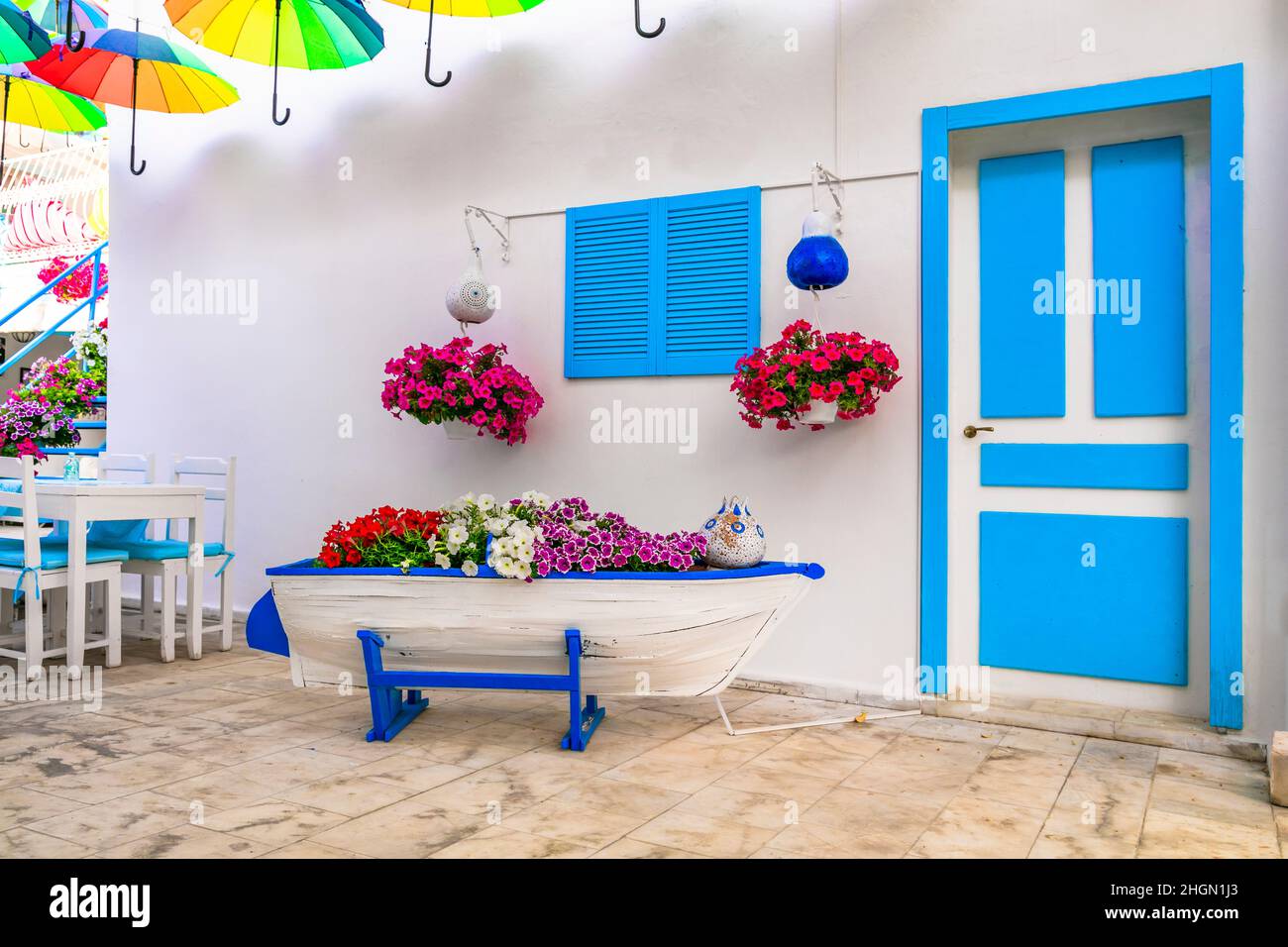 Décoration florale extérieure avec parasols colorés. Idées de jardin. Décor méditerranéen Banque D'Images