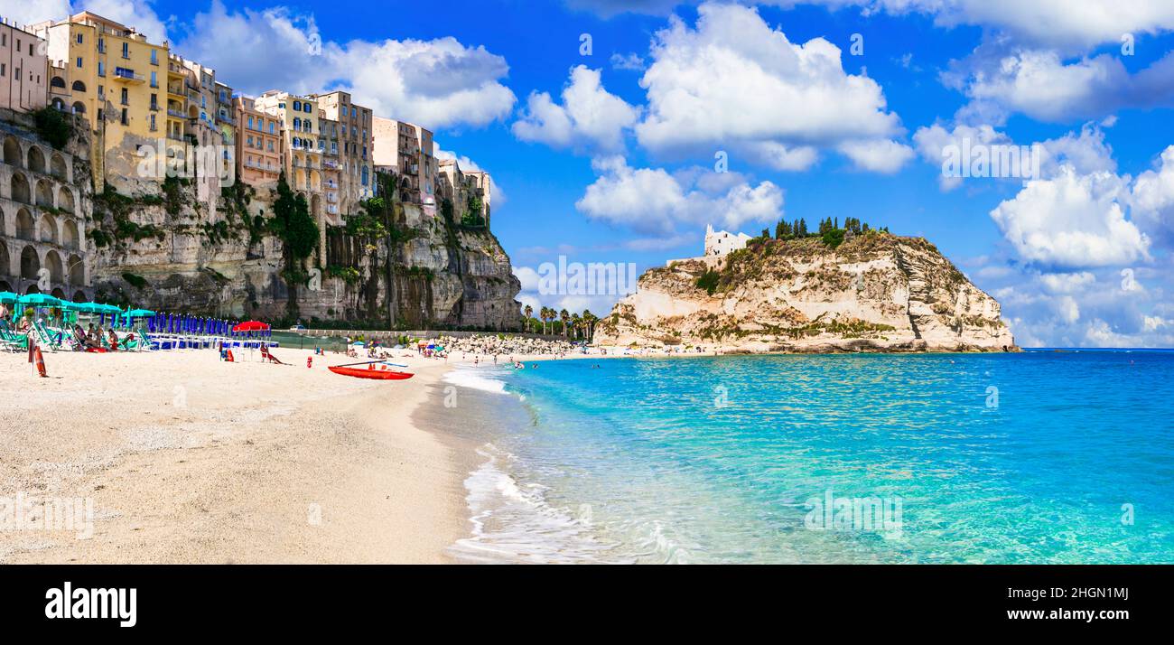 Vacances d'été italiennes - belle ville de Tropea avec des plages magnifiques, Popula station balnéaire en Calabre, Italie Banque D'Images