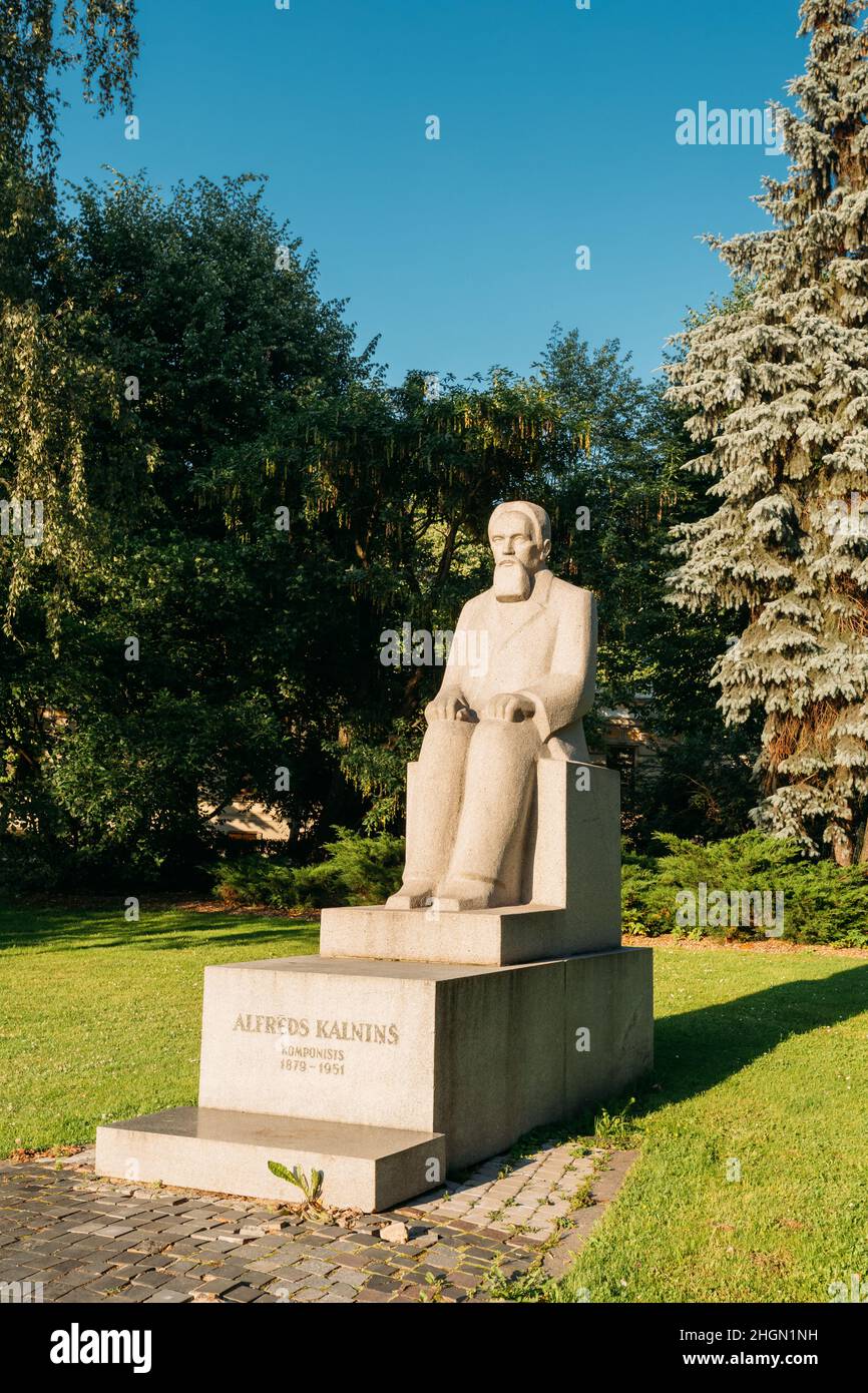 Riga, Lettonie.Monument au compositeur letton, Alfred Kalnynsh dans le parc de la ville.Le fondateur de l'Opéra national letton Banque D'Images