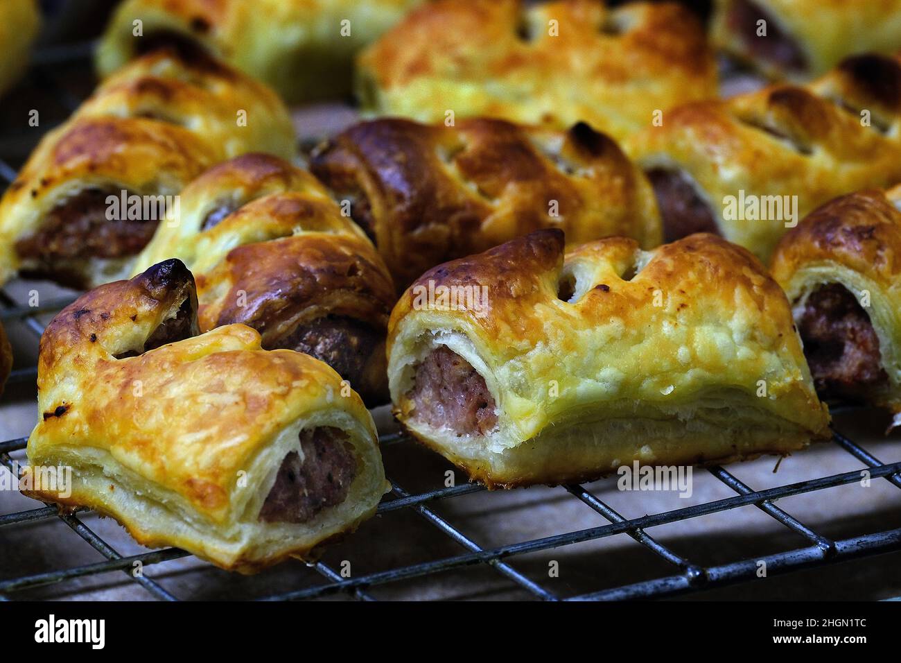 Petits pains à saucisse maison fraîchement cuits sur le plateau de refroidissement Banque D'Images