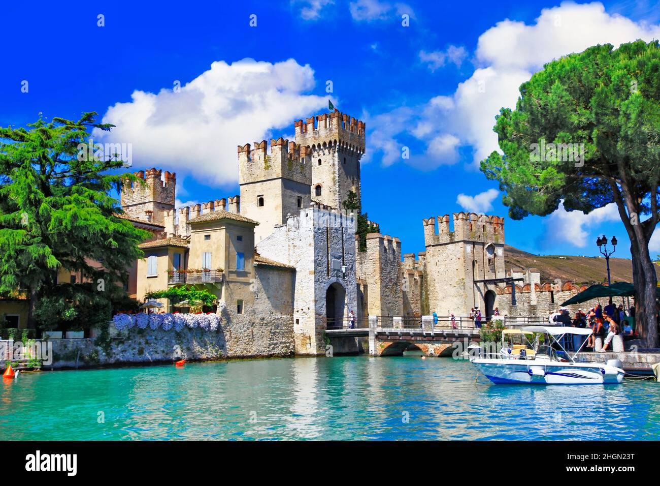 Les plus beaux châteaux médiévaux d'Italie - le château Scaligero à Sirmione.Lac Lago di Garda au nord, Lombardie Banque D'Images