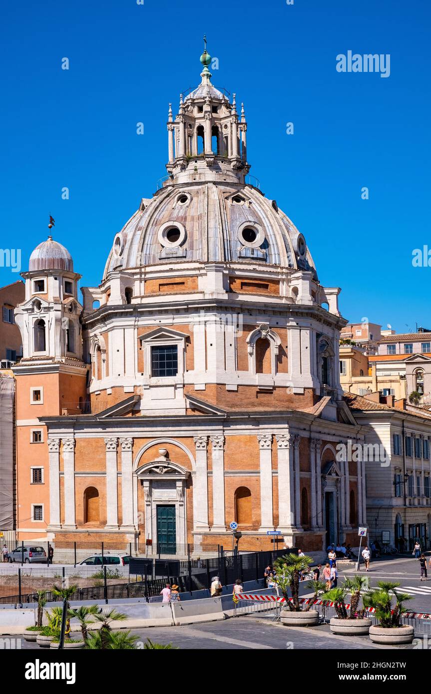 Rome, Italie - 25 mai 2018 : église Santa Maria di Loreto du XVIe siècle Piazza Venezia Square et rue Foro Traiano dans le centre historique de Rome Banque D'Images