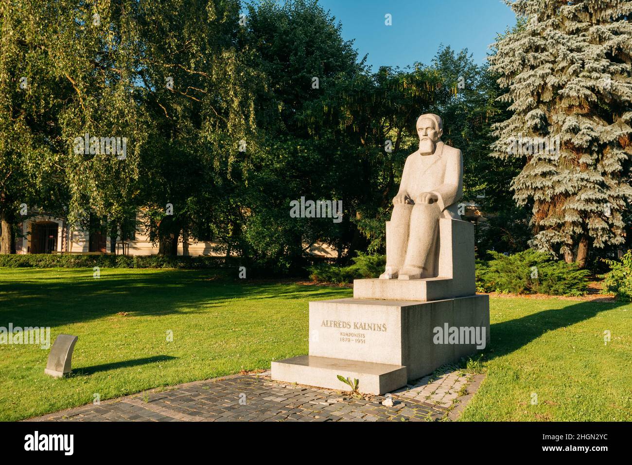 Riga, Lettonie.Monument au compositeur letton, Alfred Kalnynsh dans le parc de la ville.Le fondateur de l'Opéra national letton Banque D'Images