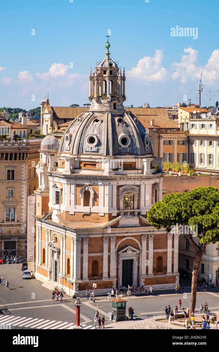 Rome, Italie - 25 mai 2018 : église Santa Maria di Loreto du XVIe siècle Piazza Venezia Square et rue Foro Traiano dans le centre historique de Rome Banque D'Images