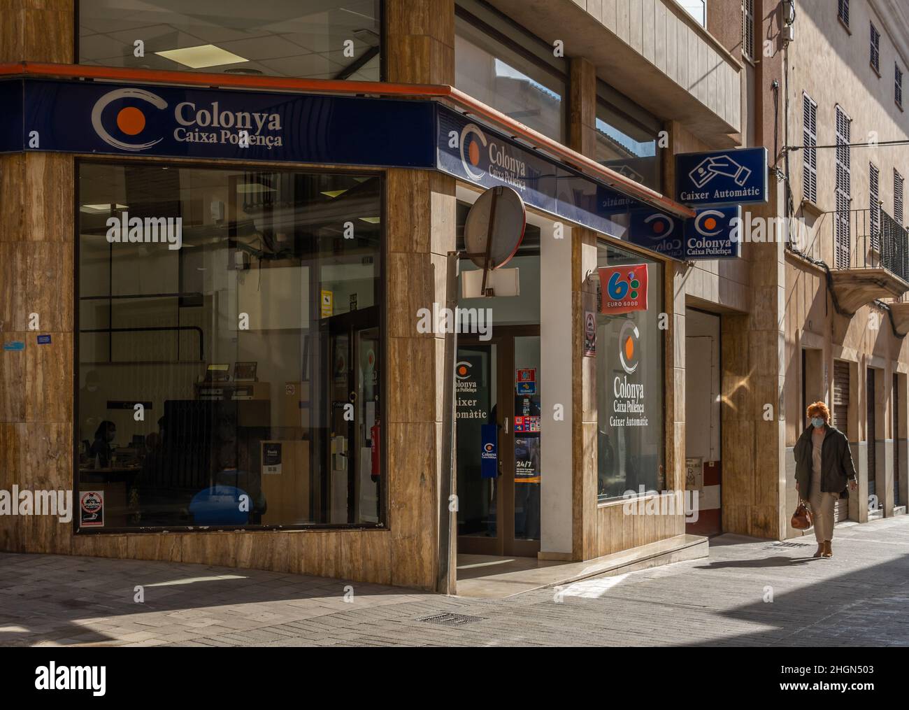 Manacor, Espagne; janvier 20 2022: Façade d'un bureau de banque de Caixa Colonya Pollensa Bank, dans la ville de Manacor à Majorque, avec des personnes marchant avec mas Banque D'Images