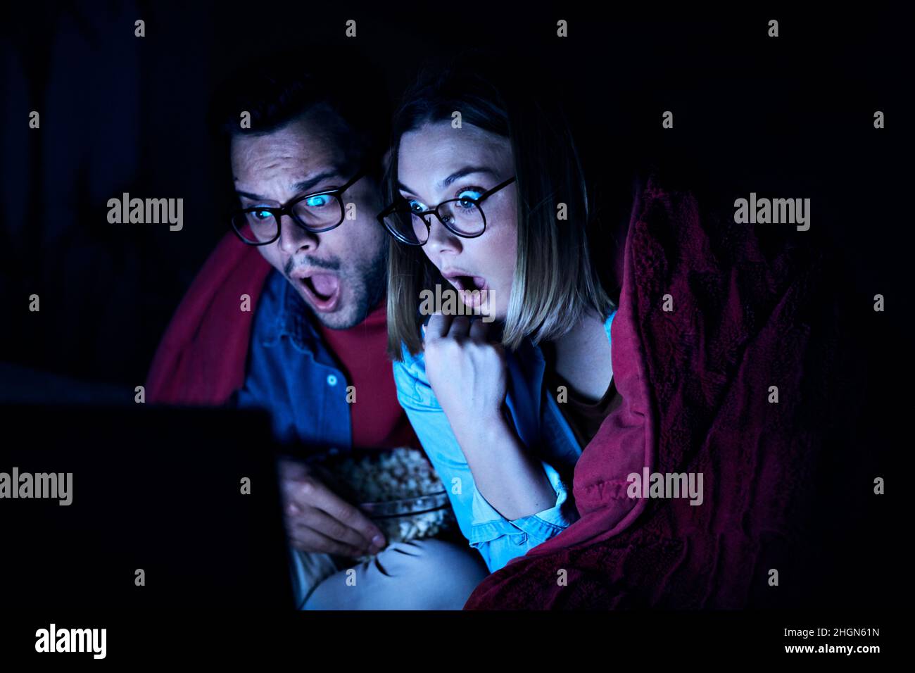 couple film nuit horreur ordinateur portable pop-corn amour regarder le divertissement Banque D'Images