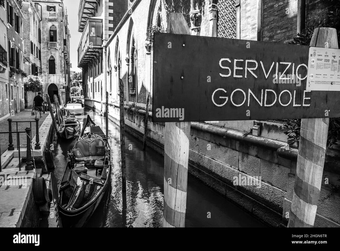 Venise, Italie: Point de départ d'une gondole vénitienne.Service de télécabine les touristes voyagent autour de Venise en Italie, monochrome Banque D'Images