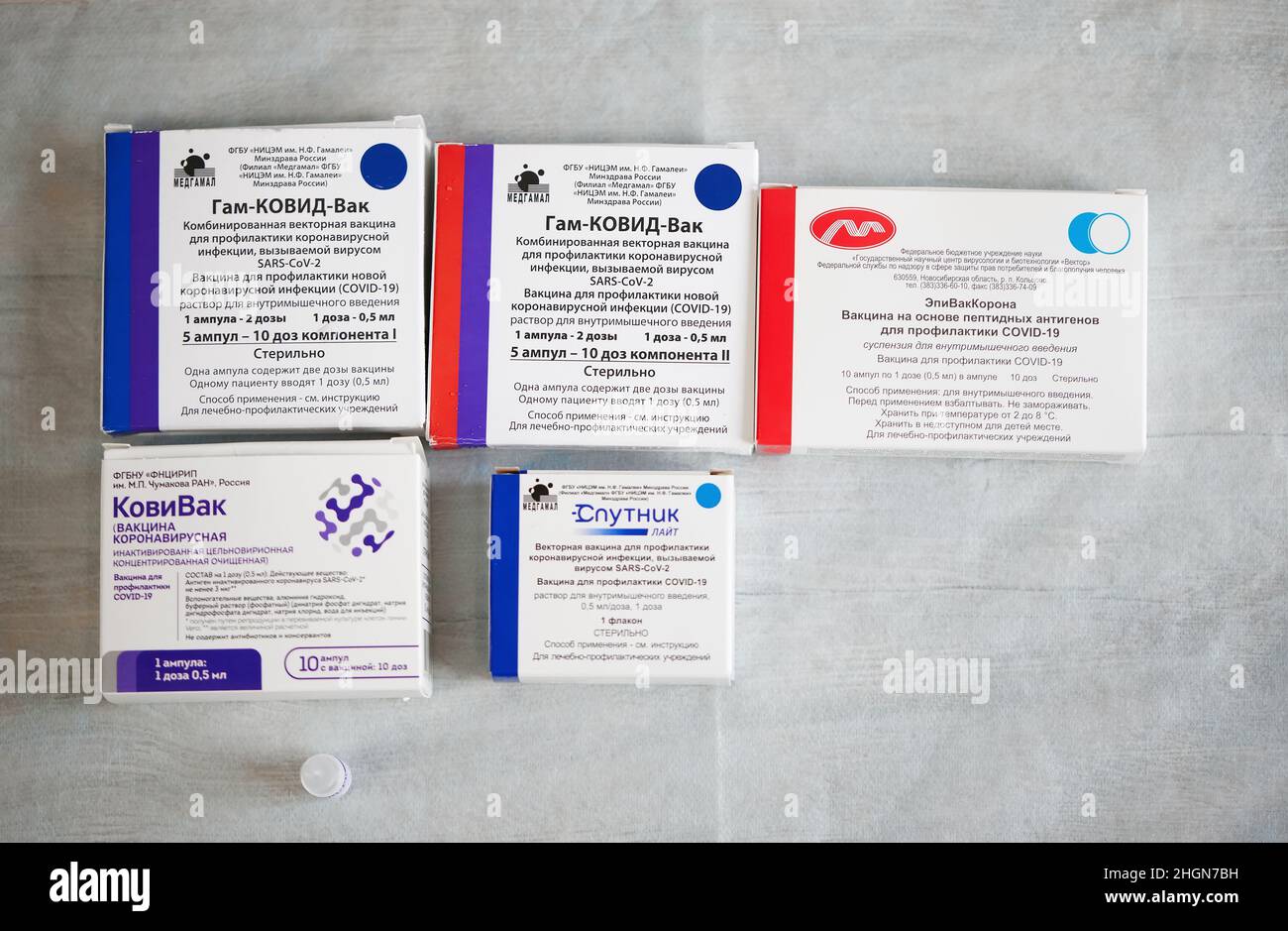 Tous les vaccins contre le coronavirus fabriqué par la Russie, sur une seule table.Vaccin pour la prévention COVID-19.26.08.2021, Moscou, Russie. Banque D'Images