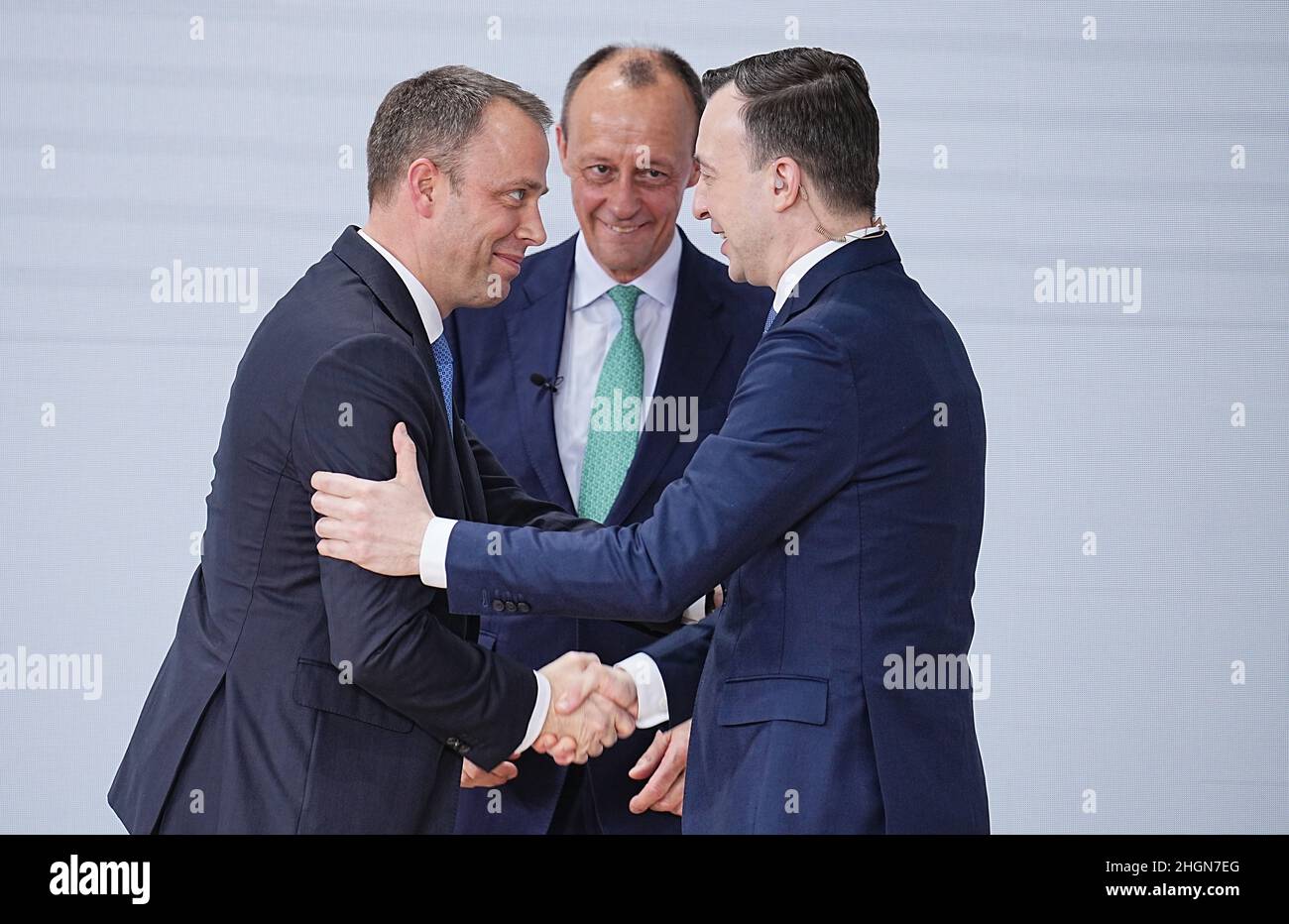 Berlin, Allemagne.22nd janvier 2022.Paul Ziemiak (r), Secrétaire général de la CDU, félicite Mario Czaja (l), futur Secrétaire général de la CDU, en présence de Friedrich Merz, futur Président fédéral de la CDU, lors de la Conférence du Parti fédéral de la CDU à la Maison Konrad Adenauer.En raison de la pandémie, la conférence du parti aura lieu exclusivement sous forme numérique.Le résultat de l'élection doit donc toujours être confirmé par un vote postal.Credit: Michael Kappeller/dpa/Alay Live News Banque D'Images