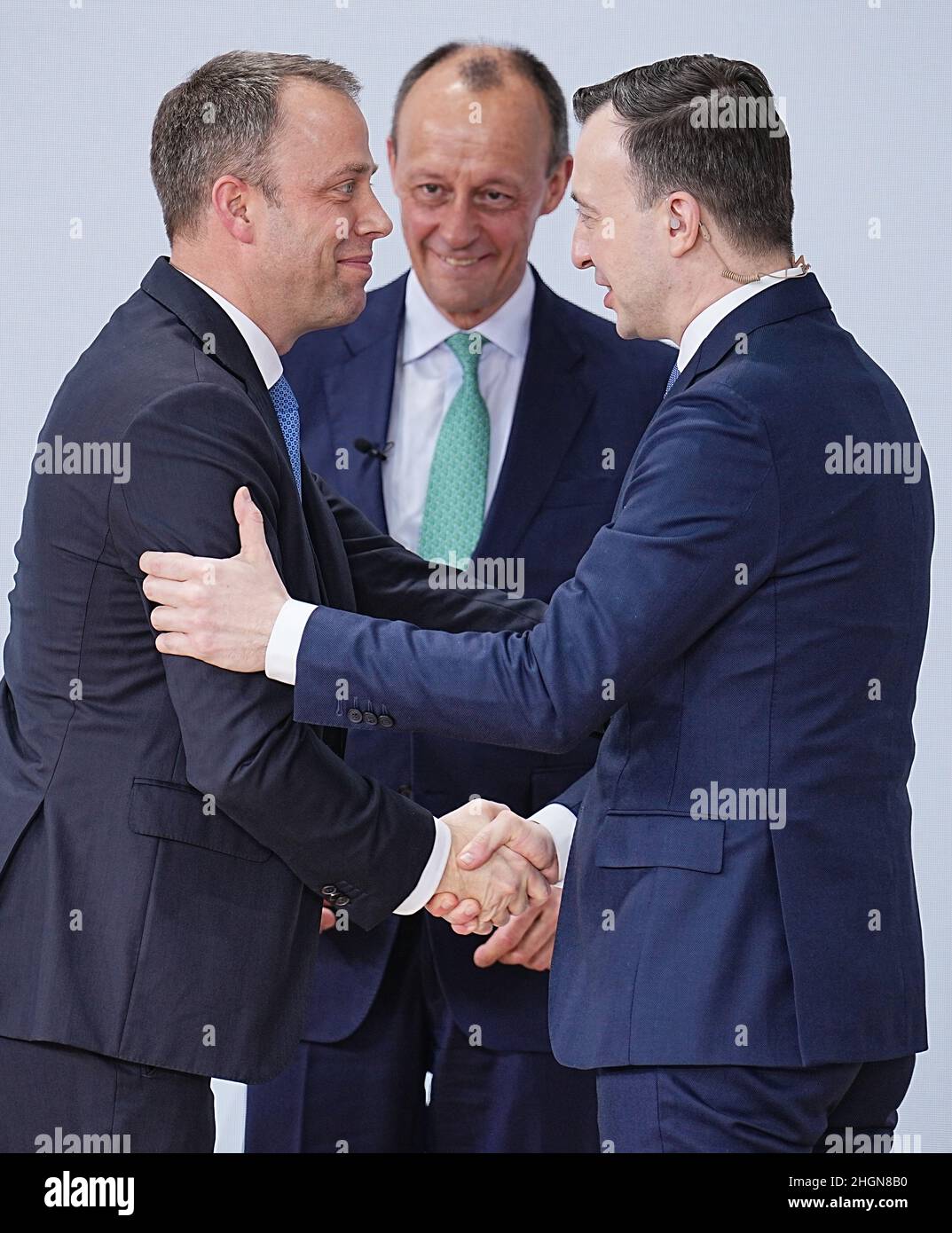 Berlin, Allemagne.22nd janvier 2022.Paul Ziemiak (r), Secrétaire général de la CDU, félicite Mario Czaja (l), futur Secrétaire général de la CDU, après son élection en présence de Friedrich Merz (m), futur Président fédéral de la CDU, à la Conférence du Parti fédéral de la CDU à la Maison Konrad Adenauer.En raison de la pandémie, le congrès du parti se tient purement numériquement.Le résultat de l'élection doit donc toujours être confirmé par un vote postal.Credit: Michael Kappeller/dpa/Alay Live News Banque D'Images