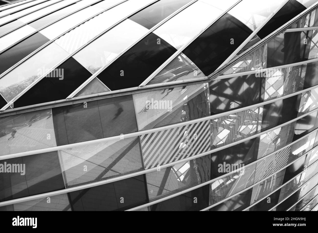 Paris, France.Musée d'art et centre culturel de la Fondation Louis Vuitton conçu par l'architecte Frank Gehry.Photo historique noir blanc Banque D'Images