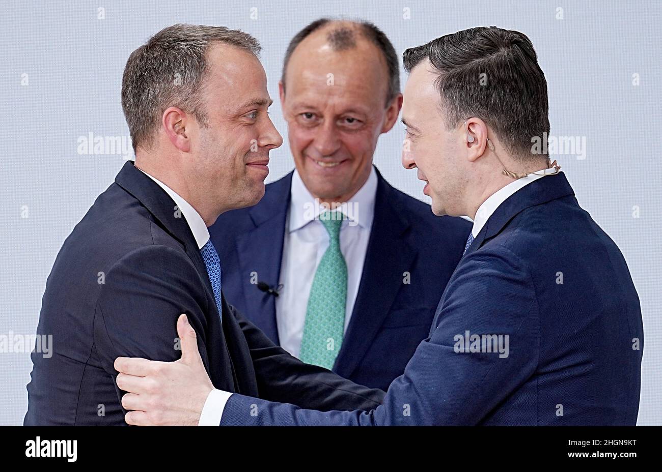 Berlin, Allemagne.22nd janvier 2022.Paul Ziemiak (r), Secrétaire général de la CDU, félicite Mario Czaja (l), futur Secrétaire général de la CDU, après son élection en présence de Friedrich Merz (m), futur Président fédéral de la CDU, à la Conférence du Parti fédéral de la CDU à la Maison Konrad Adenauer.En raison de la pandémie, la conférence de la partie a lieu purement numériquement.Le résultat de l'élection doit donc toujours être confirmé par un vote postal.Credit: Michael Kappeller/dpa/Alay Live News Banque D'Images