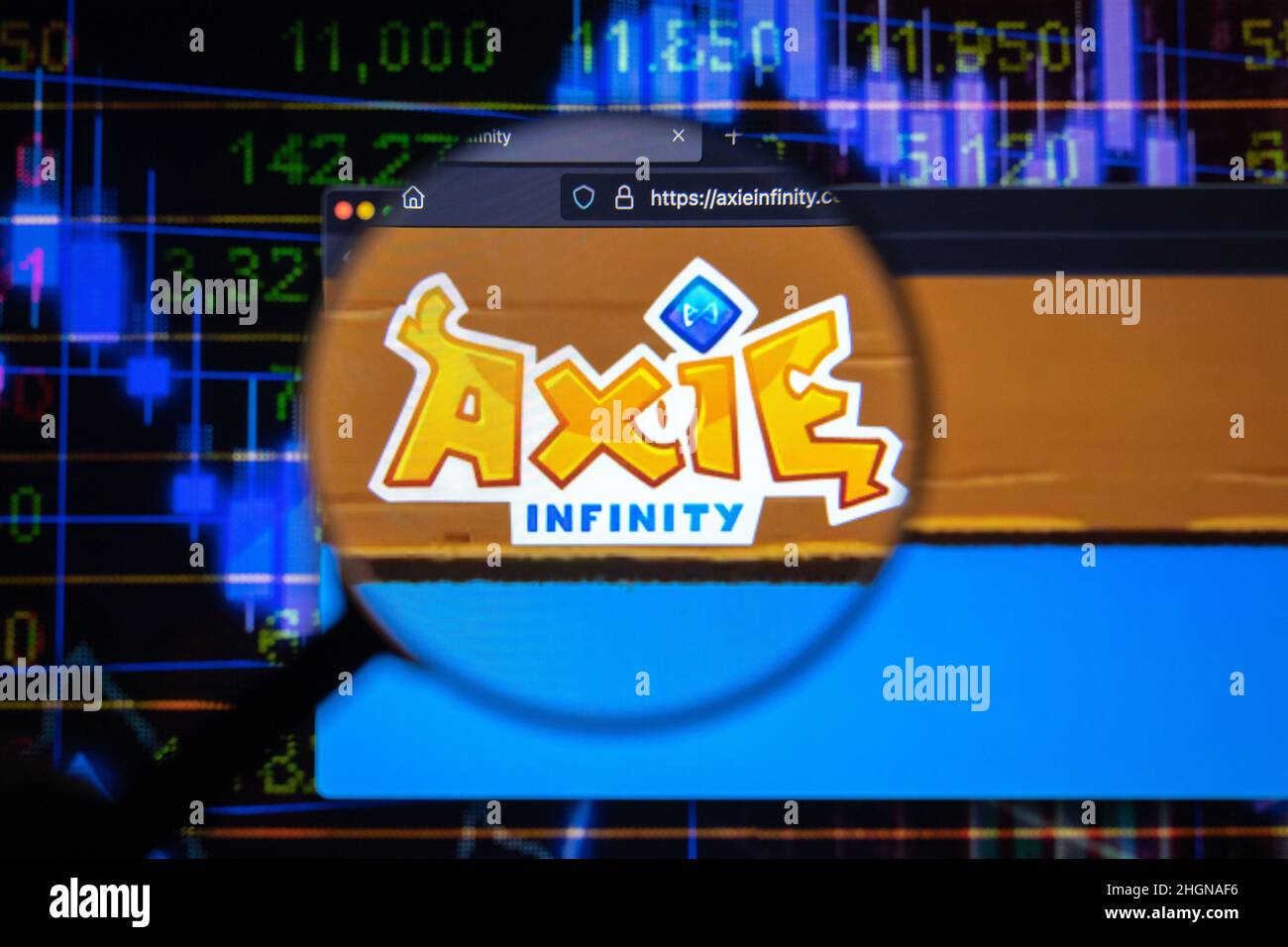 Logo de la société de crypto Axie Infinity sur un site Web, vu sur un écran d'ordinateur à travers une loupe. Banque D'Images