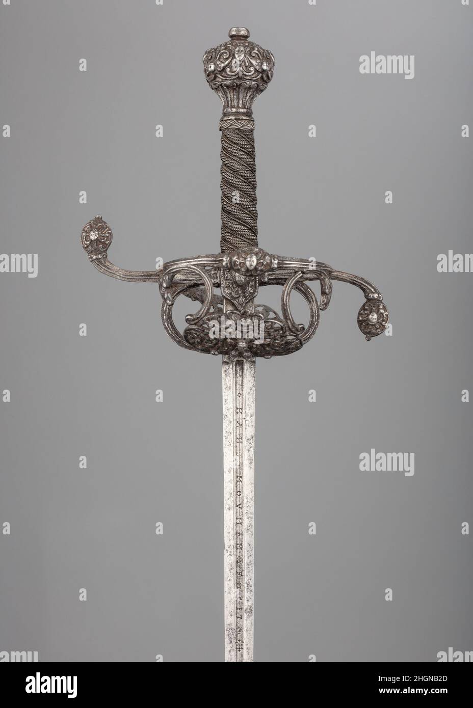 Hile rapide, env.1630–40; Blade, 17th Century Blade de Johannes Moum le rapier a été le principal bras latéral civil au cours des XVIe et XVIIe siècles.Conçu pour les clôtures de coupe et de poussée de techniques progressivement complexes, le rapier se caractérise par une lame à double tranchant avec un point aigu et une garde élaborée pour la main.Les gardes, habituellement en fer ou en acier, étaient soumis à une variété d'embellissages.Ils étaient gravés, ciselés, dorés, damasqués et incrustés en or et en argent, en accord avec les styles à la mode.Sauf indication contraire, les matériaux, l'attribution Banque D'Images