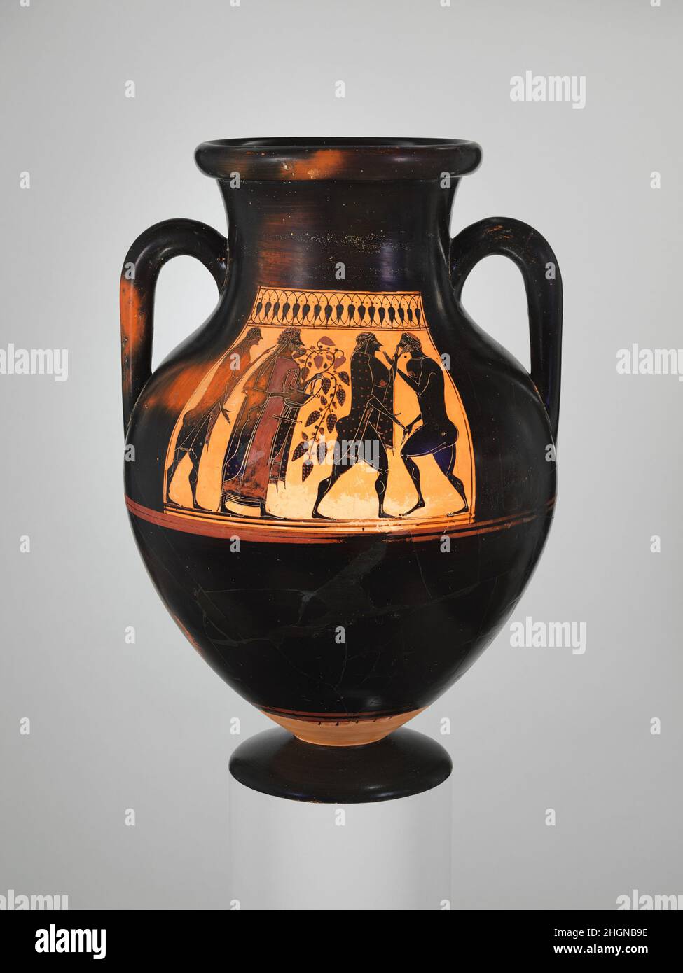 Amphore en terre cuite (bocal) ca.550–530 C.-B. attribué à l'Affecter Obverse et reverse, Dionysos avec des hommes et youthsEn le nom de l'Affecter peut avoir un anneau péjoratif, l'attention à son travail révèle son accomplissement en tant qu'artiste.La représentation de Dionysos, le dieu du vin, illustre les figures solides et lentes de l'Affecter, parfois sans piquant mais toujours articulées avec les détails les plus précis et les plus variés.Amphore en terre cuite (bocal).Grec, Attique. CA.550–530 C.-B.Terre cuite, figure noire.Archaïque.Vases Banque D'Images