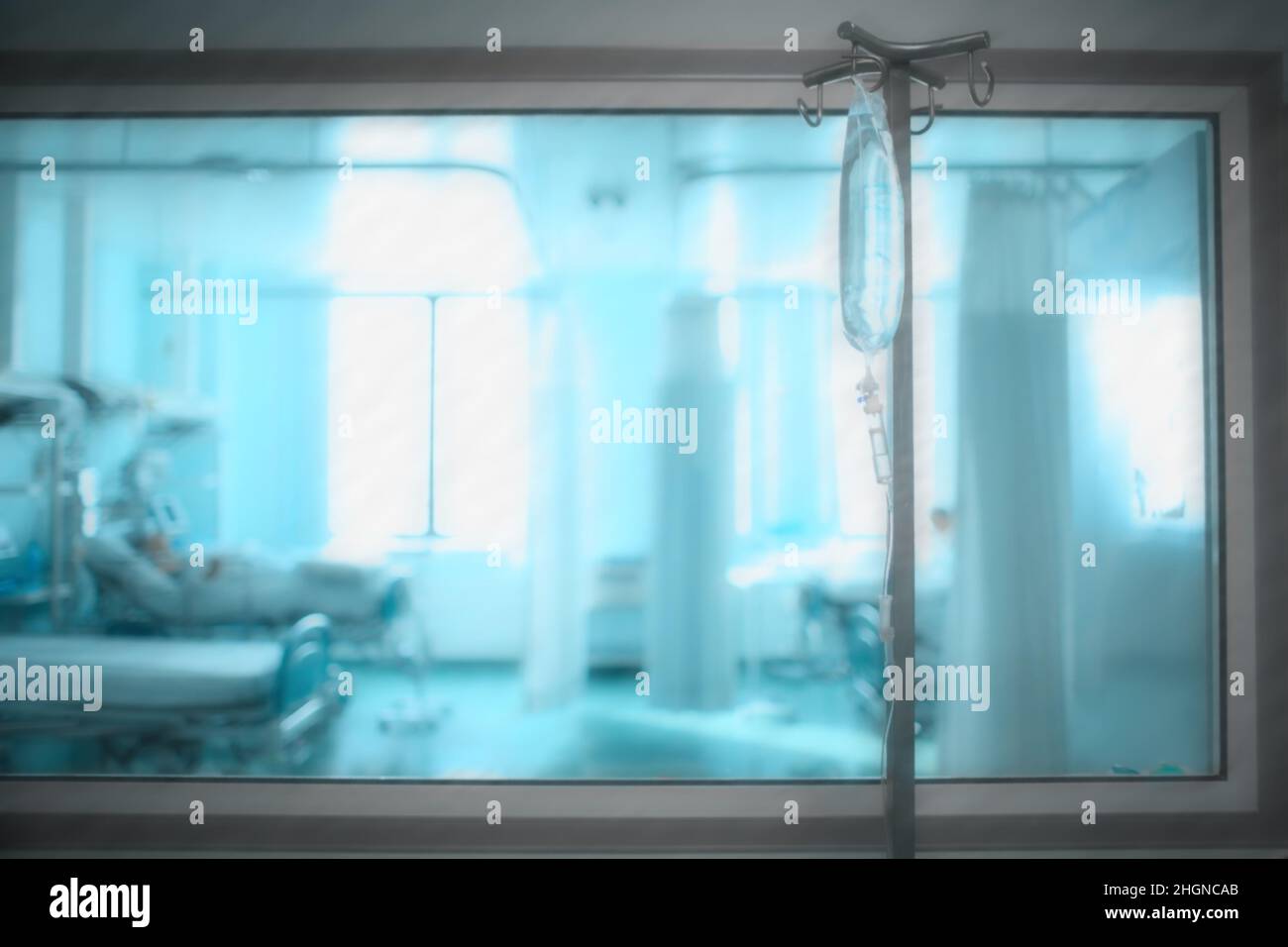 Salle d'hôpital avec fenêtre d'observation et perfusion intraveineuse sur le pôle médical, arrière-plan non focalisé. Banque D'Images