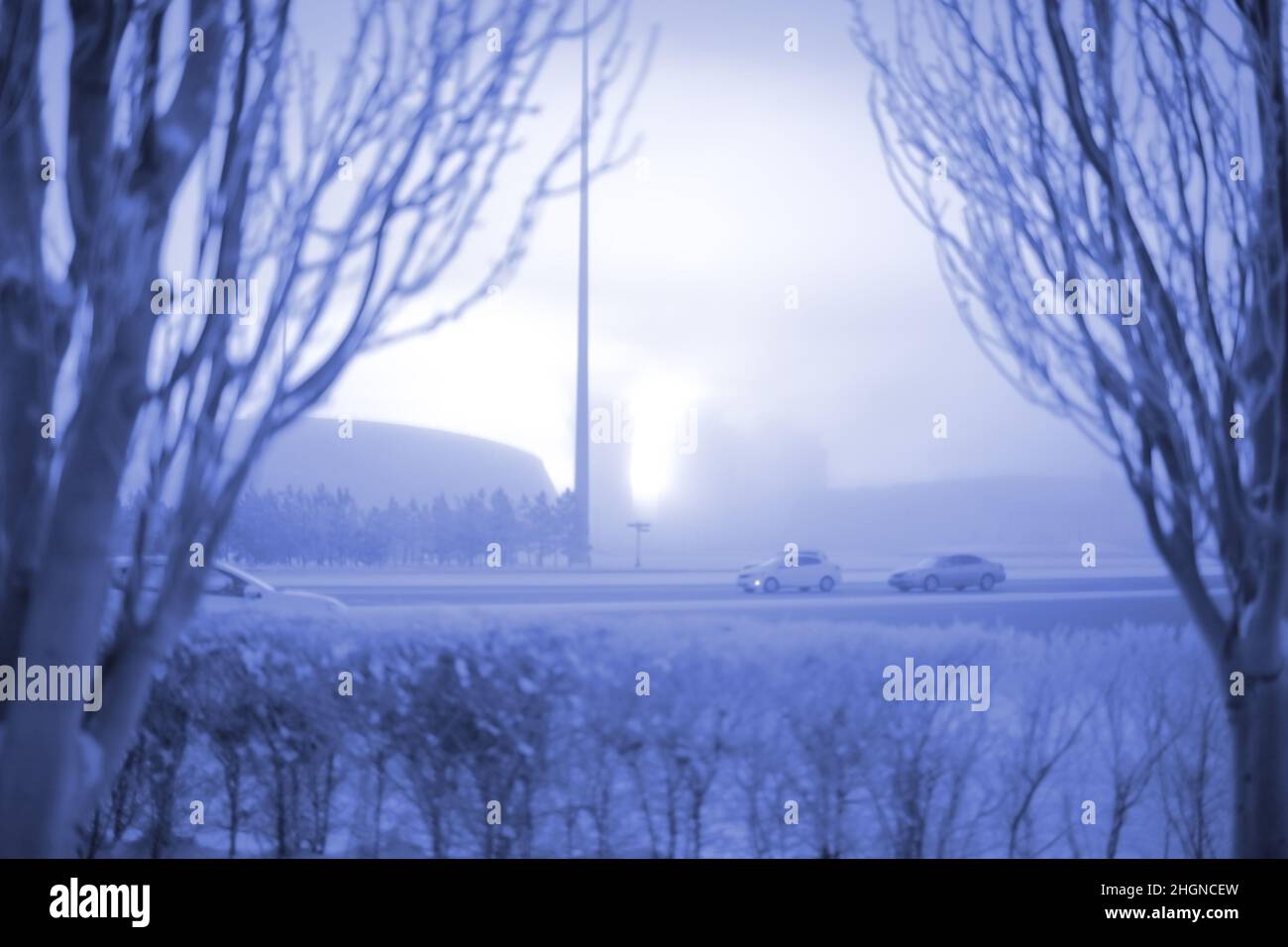 Vue sur la ville du matin dans une brume glaciale. Banque D'Images
