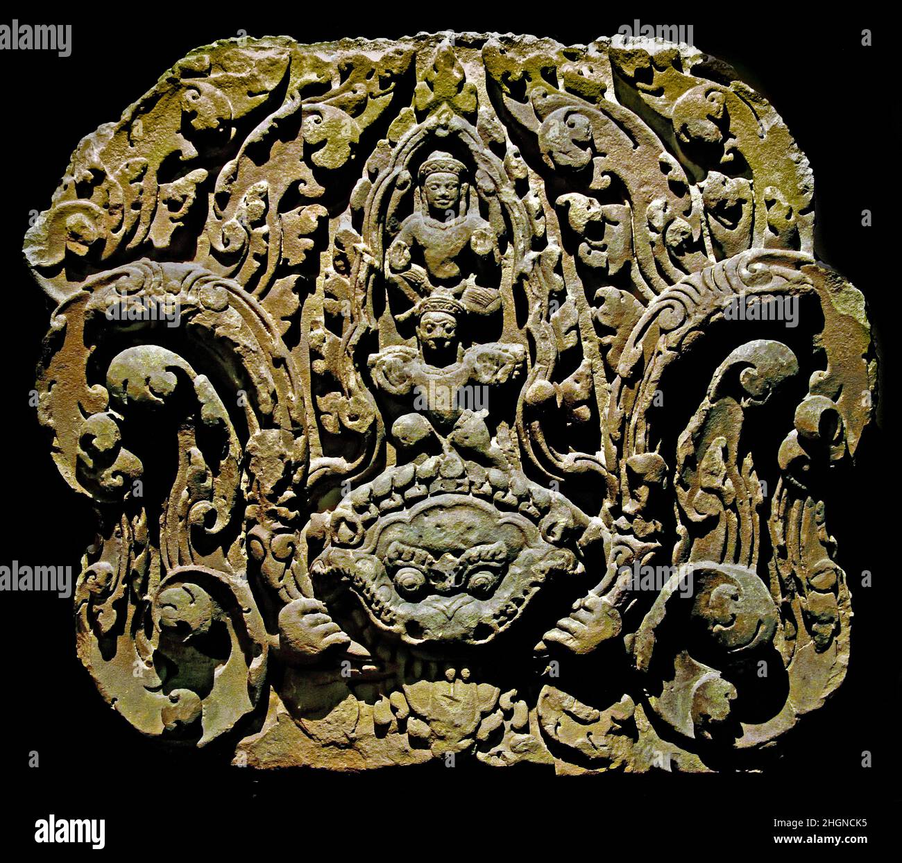 Vishnu sur Garuda - le Dieu Vishnu à bord de son véhicule. L'oiseau mythologique Garuda .En dessous de la face terrible du kirtimukha - Cambodge 10th siècle A.D. , Inde, Indien, ( Kirtimukha est souvent utilisé comme un motif surmontant le sommet d'un temple ou l'image d'une déité.) Banque D'Images