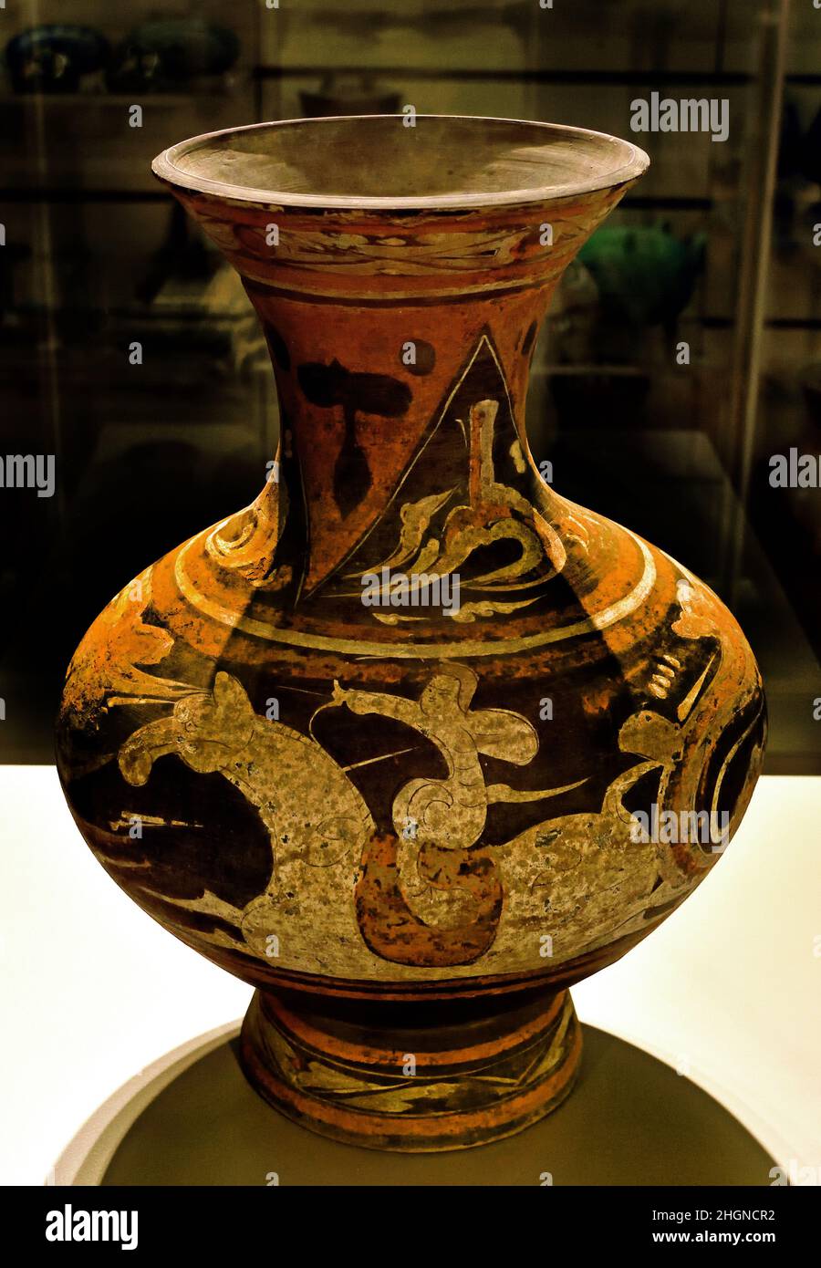 Vase avec scène de chasse au cerf - Henan, Western Han, fin 2nd -début du 1st siècle B.C, Chine, chinois, faïence grise ( la dynastie Han était la deuxième dynastie impériale de Chine (202 BC – 220 AD), ) Banque D'Images