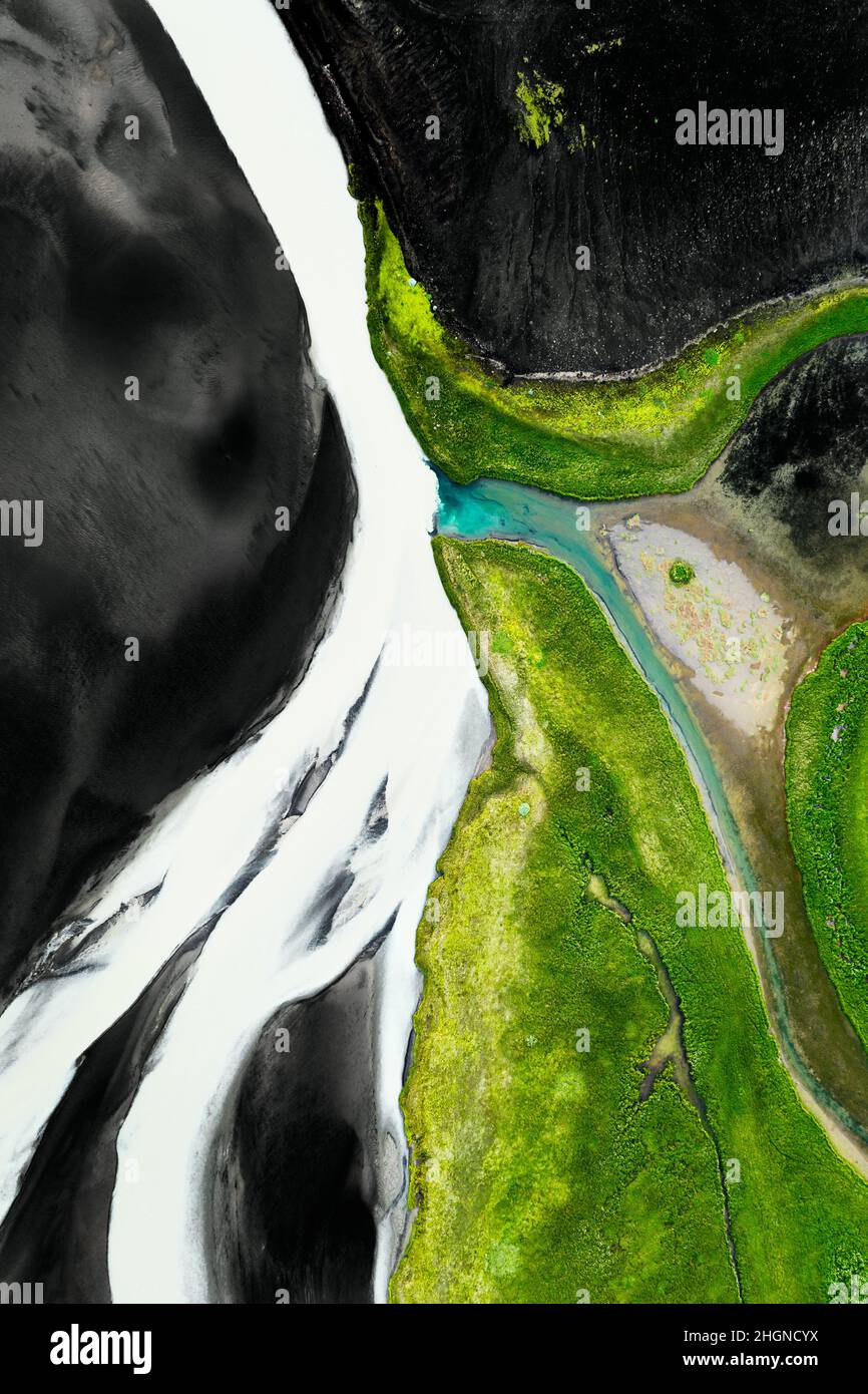 Capture aérienne d'une rivière glaciaire dans les hauts plateaux de l'Islande. Banque D'Images