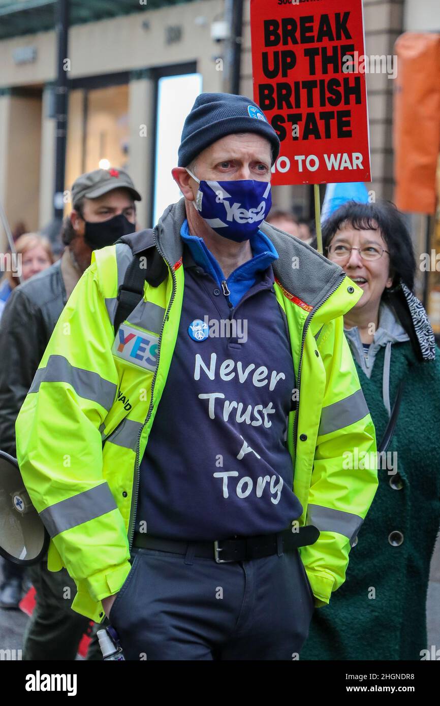 Glasgow, Royaume-Uni.22nd janvier 2022.All Under One Banner (AUOB), un groupe indépendantiste pro-écossais composé de plusieurs petites organisations nationalistes a défilé dans le centre-ville de Glasgow pour soutenir leur objectif de séparation.Ils avaient prévu la participation de 5000 partisans, mais seulement quelques centaines y ont participé, dont NEALE HANVEY, un membre éminent du parti politique ALBA d'Alex Salmond.Crédit : Findlay/Alay Live News Banque D'Images