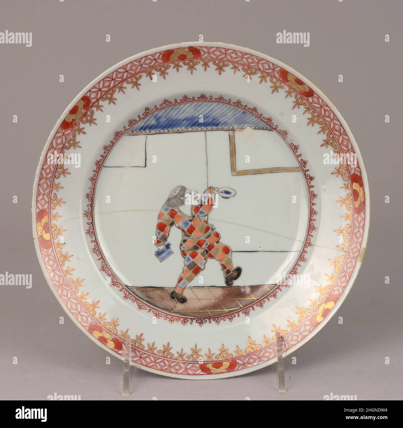 Plaque env.1720 Chinois, pour le marché néerlandais la plaque est l'un des six montrant Harlequin, dans diverses poses, satirizing la spéculation ('Bubble') manie qui a balayé la France, la Hollande, et l'Angleterre ca.1720. Plaque.Chinois, pour le marché néerlandais. CA.1720. Porcelaine à pâte dure.Céramique-porcelaine-exportation Banque D'Images