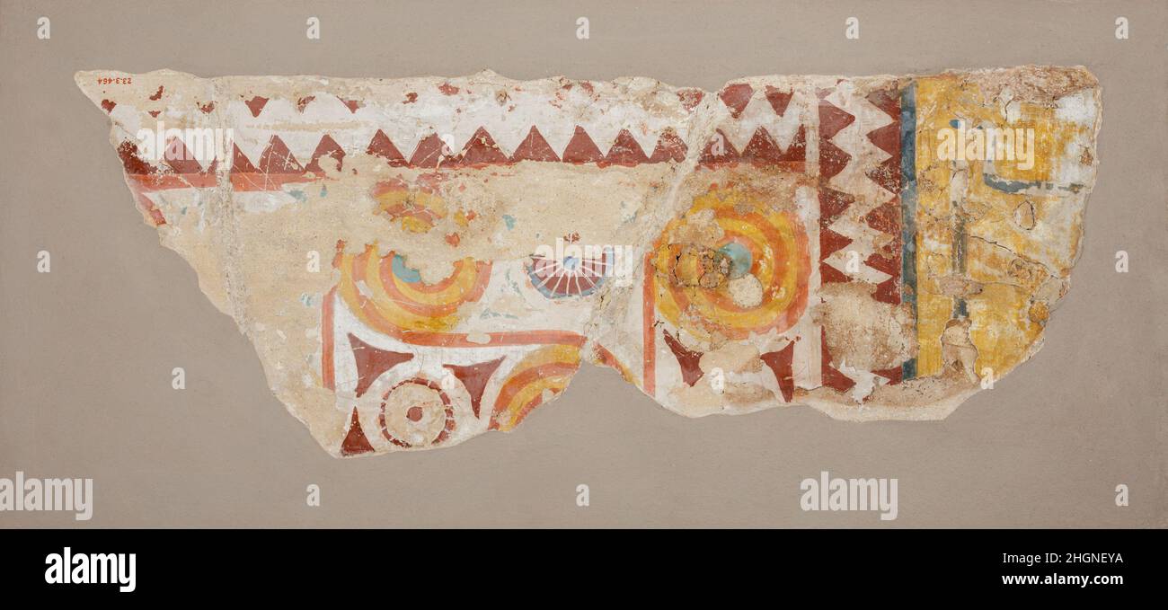 Peinture de plafond de la chapelle de la tombe de Senenmut ca.1479–1458 C.-B. Nouveau Royaume pendant la saison des fouilles de 1922–1923, des membres de l'expédition égyptienne du Musée ont commencé à travailler dans la chapelle tombeau de Senenmut, l'un des officiels les plus connus de Hatshepsout.La chapelle avait été sculptée dans une couche de calcaire de très mauvaise qualité sur la pente nord-est de la colline Sheikh Abd el-Qurna dans les Thèbes occidentaux et une partie du plafond avait cédé, y compris des couches épaisses de plâtre peint.La chapelle de Senenmut se composait de deux pièces formant un T. la chapelle fait face presque à l'est et l'entrée mène à un Banque D'Images