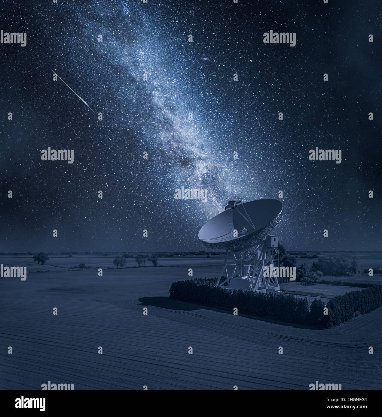 Observatoire astronomique et façon laiteuse au-dessus de la nuit.Observatoire astronomique en Pologne. Banque D'Images