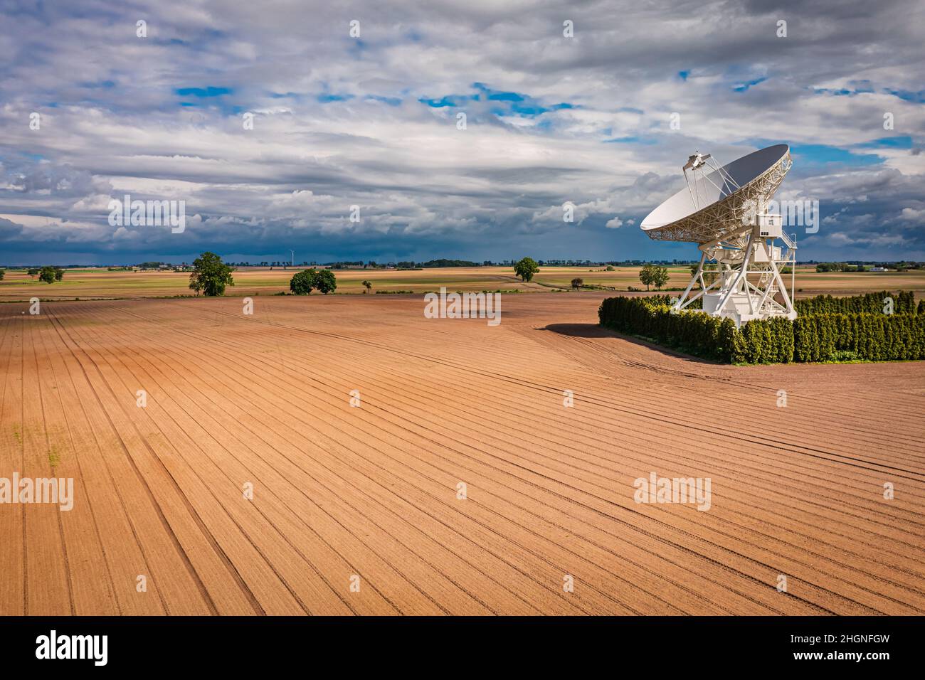 Observatoire astronomique pour observer le ciel sur un champ marron.Observatoire astronomique pour l'observation du ciel. Banque D'Images