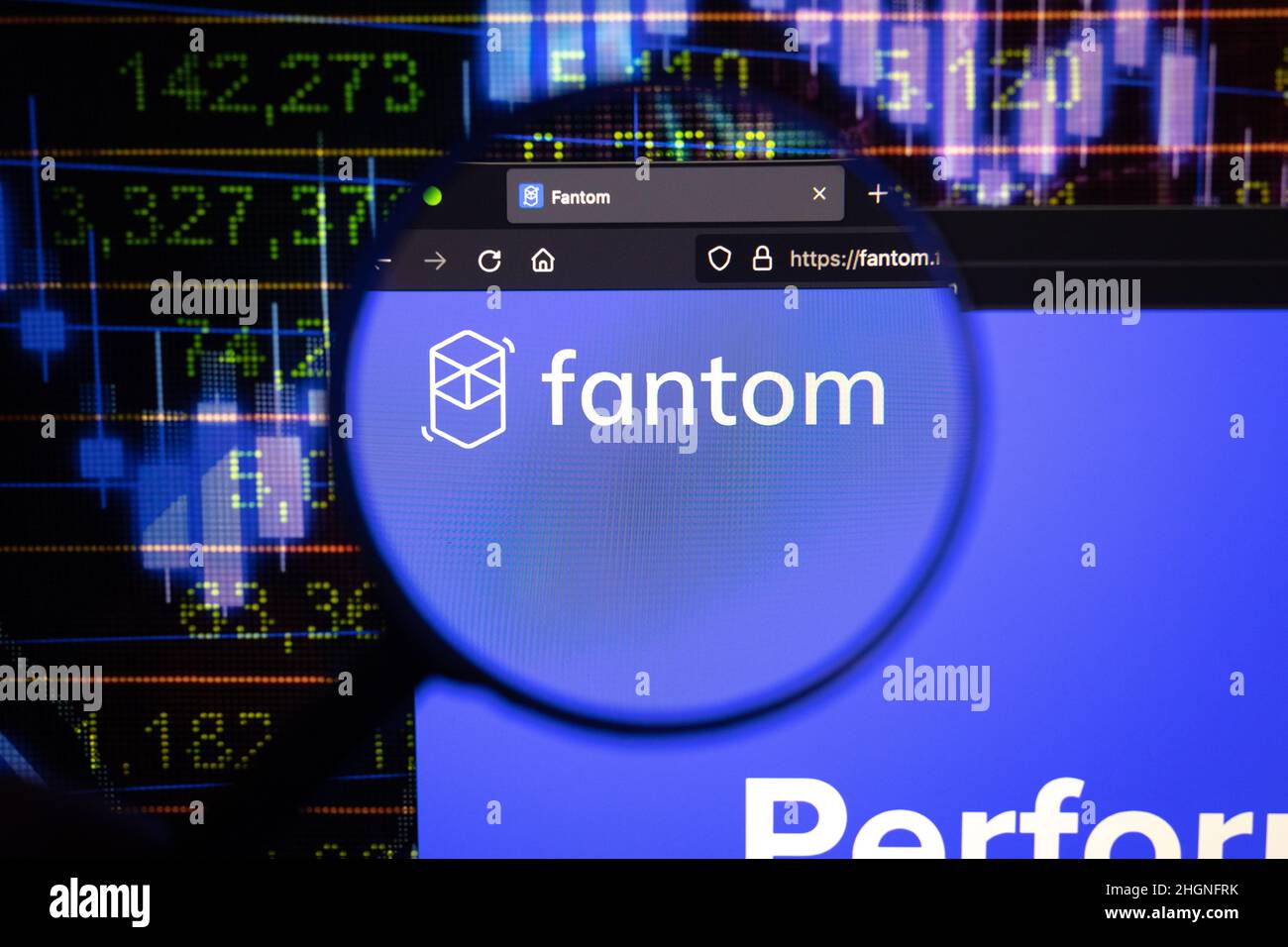 Logo de la société Fantom crypto sur un site Web, vu sur un écran d'ordinateur à travers une loupe. Banque D'Images