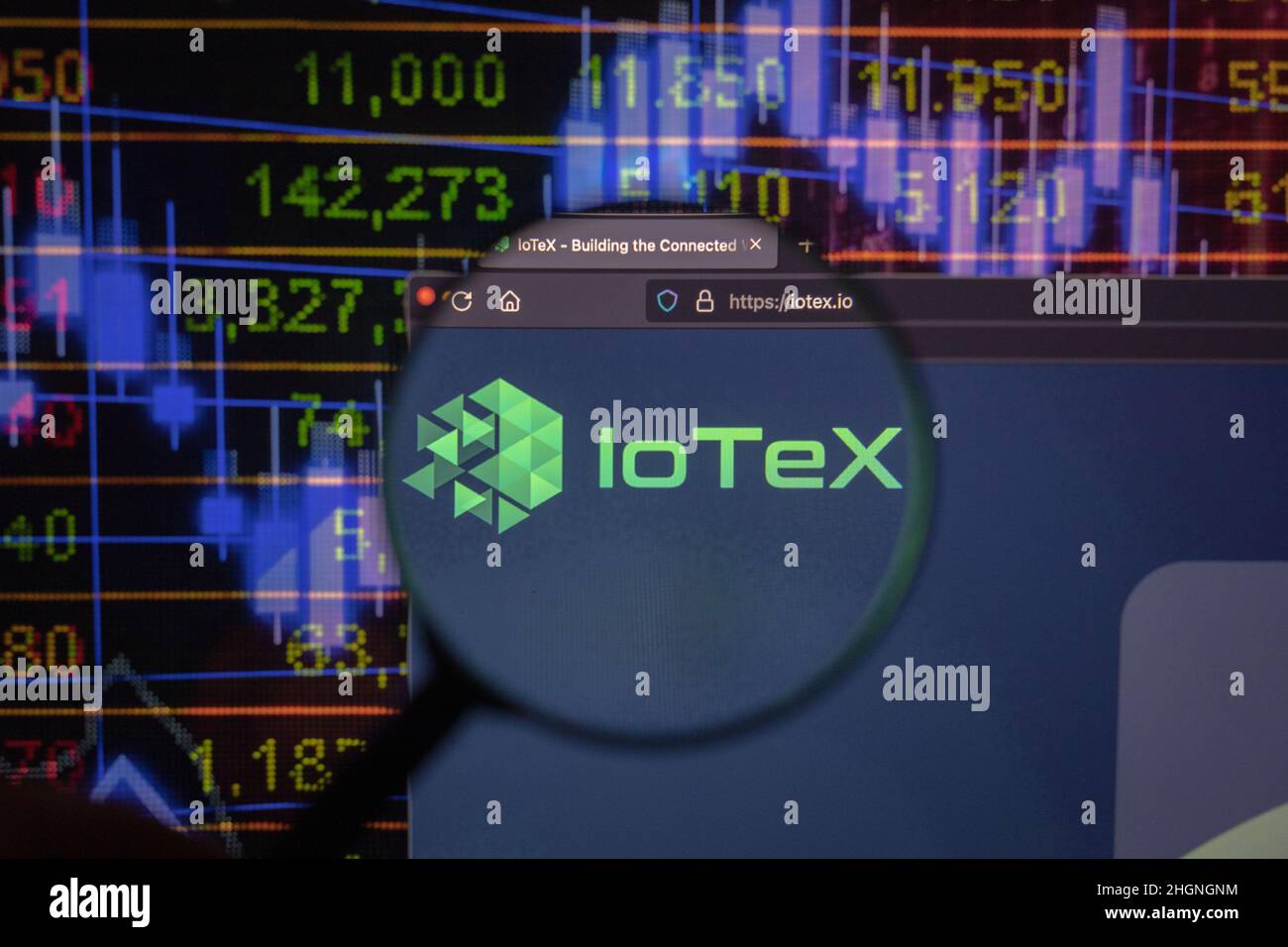 Logo de la société Iotex crypto sur un site Web, vu sur un écran d'ordinateur à travers une loupe. Banque D'Images