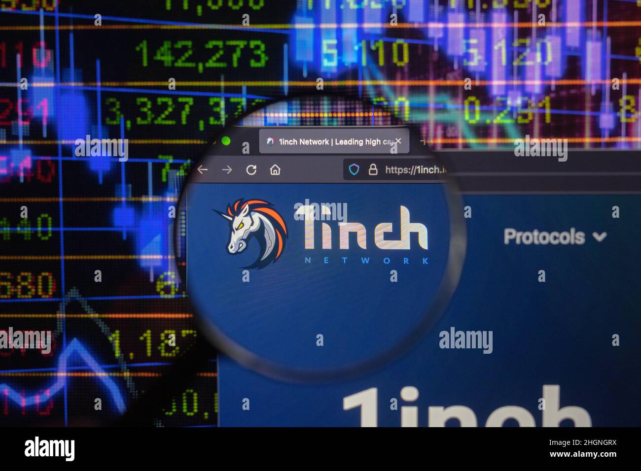 1inch logo de la société crypto sur un site Web, vu sur un écran d'ordinateur à travers une loupe. Banque D'Images