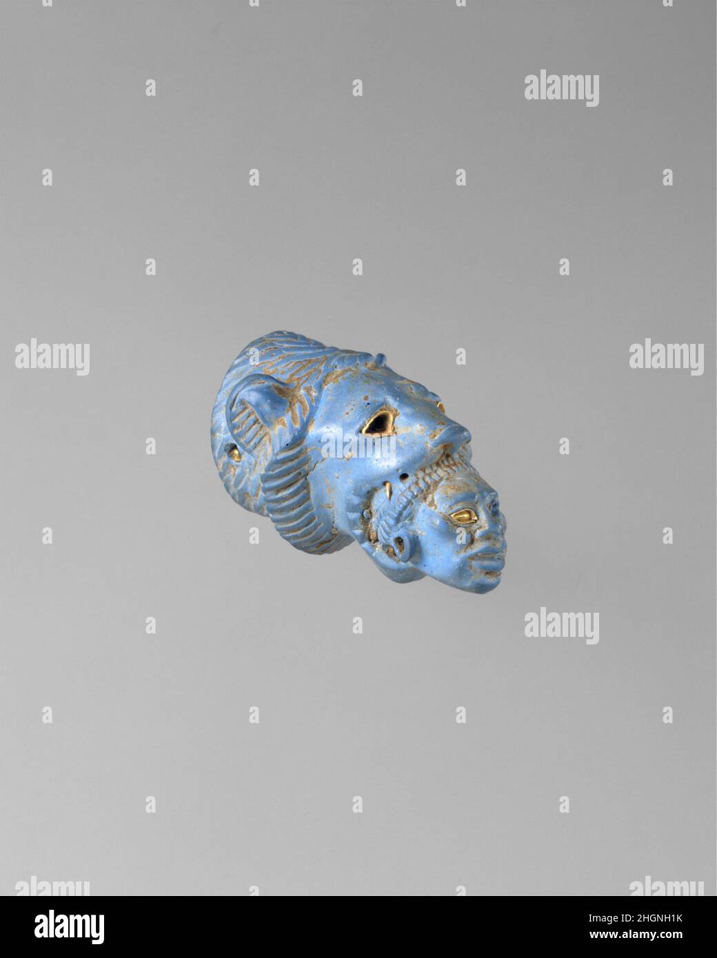 Poignée représentant un Lion subduing d'une ca nubienne.1279–1213 C.-B. Nouveau Royaume, Ramesside l'image d'un lion, qui symbolise le pharaon, subjugeant un nubien, l'un des ennemis traditionnels de l'Égypte, est fréquente au début de l'art Ramesside, surtout pendant le règne de Ramsès IILe rendu habituel montre un nubien lié s'agenouillant devant un lion qui tient le dos de la tête de l'homme dans ses mâchoires.Sans aucun doute ce protome montre la pose sous une forme abrégée.Deux fouets de mouche à têtes de lion dorées ont été trouvés dans la tombe de Toutankhamon, et ce protome peut aussi avoir décoré un fouet de mouche royal ou fouet Banque D'Images Poignée représentant un Lion subduing d'une ca nubienne.1279–1213 C.-B. Nouveau Royaume, Ramesside l'image d'un lion, qui symbolise le pharaon, subjugeant un nubien, l'un des ennemis traditionnels de l'Égypte, est fréquente au début de l'art Ramesside, surtout pendant le règne de Ramsès IILe rendu habituel montre un nubien lié s'agenouillant devant un lion qui tient le dos de la tête de l'homme dans ses mâchoires.Sans aucun doute ce protome montre la pose sous une forme abrégée.Deux fouets de mouche à têtes de lion dorées ont été trouvés dans la tombe de Toutankhamon, et ce protome peut aussi avoir décoré un fouet de mouche royal ou fouet Banque D'Images