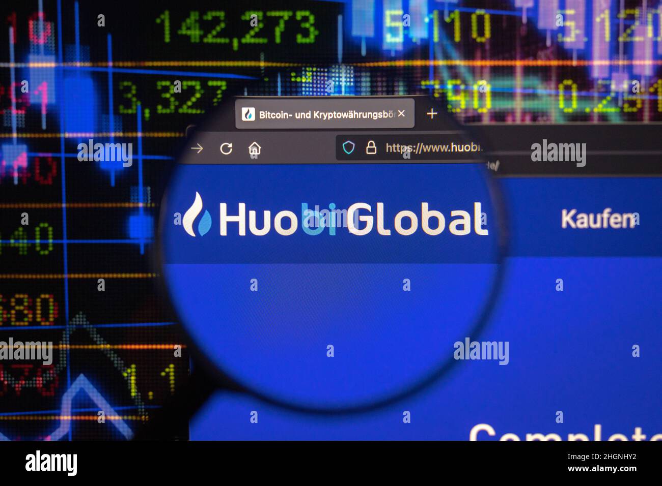 Logo de la société Huobi Token crypto sur un site Web, vu sur un écran d'ordinateur à travers une loupe. Banque D'Images