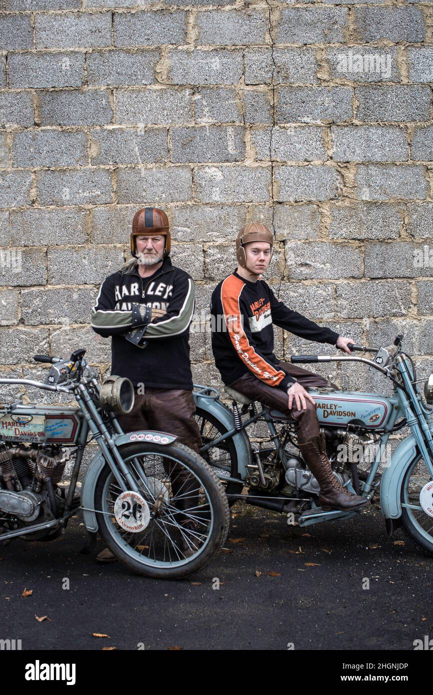 Thomas Trapp, un concessionnaire Harley-Davidson en allemand et son fils, Eric, qui tous deux conduisent une Harley 1916. Banque D'Images