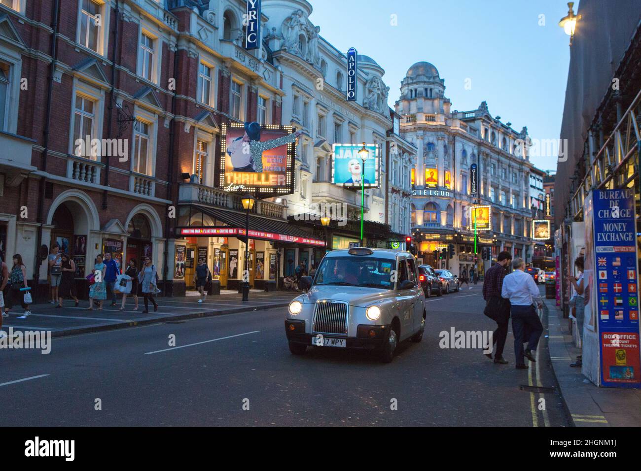 ROYAUME-UNI.LONDRES.SHAFTESBURY AVENUE PRÈS DU CIRQUE DE PICCADILLY Banque D'Images