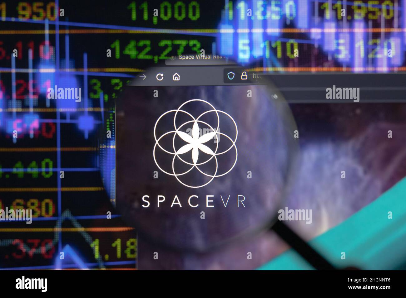 Espace VR logo de la société sur un site Web avec des développements flous du marché boursier en arrière-plan, vu sur un écran d'ordinateur à travers une loupe. Banque D'Images
