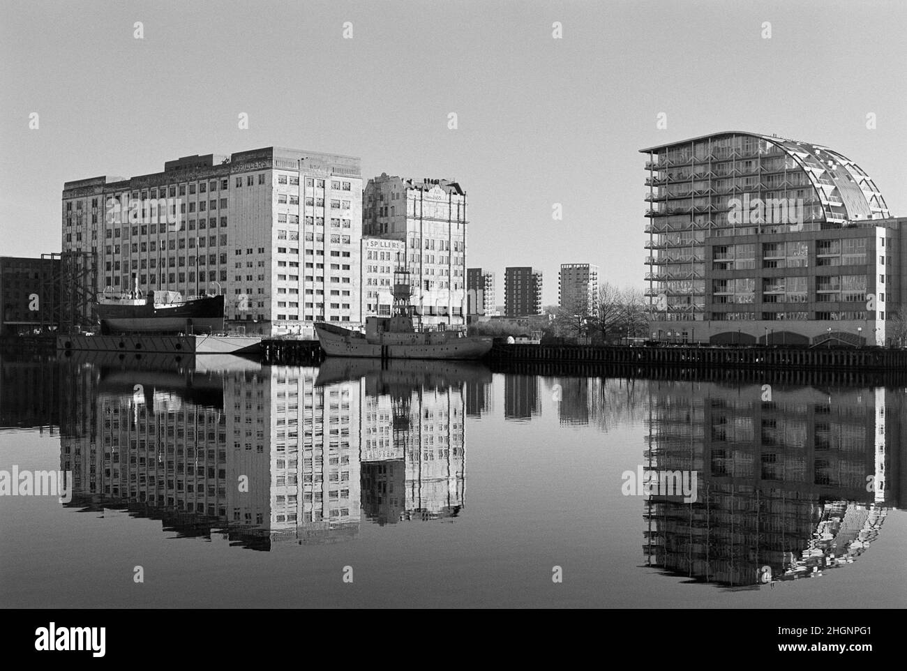 Les plus délabés Millenium Mills et les nouveaux appartements sur le Royal Victoria Dock, les Docklands de Londres, dans le sud-est de l'Angleterre Banque D'Images