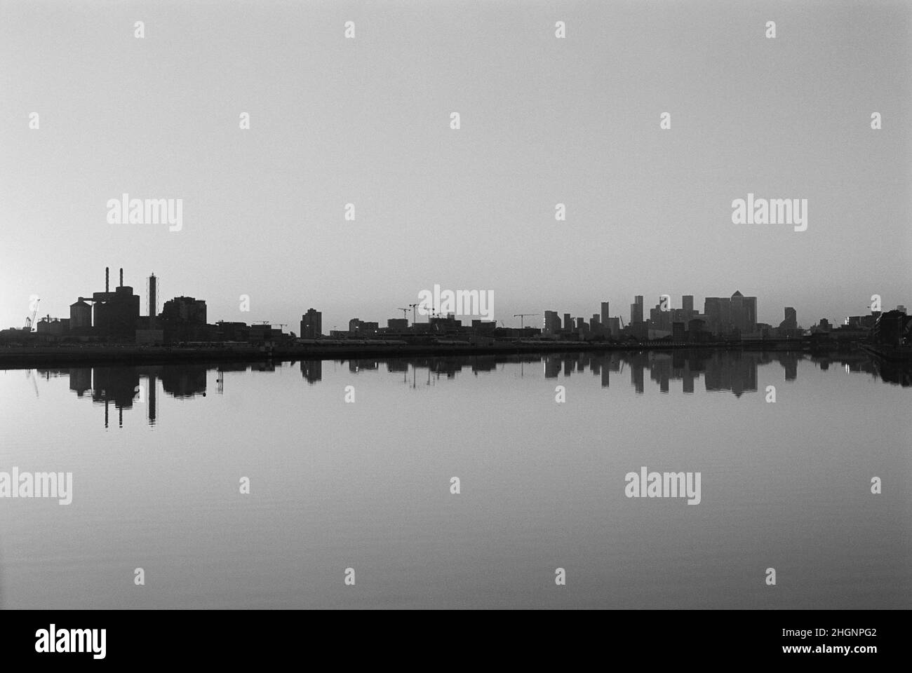 Royal Albert Dock en début de soirée, dans les Docklands de Londres, dans le sud-est de l'Angleterre, en regardant vers l'ouest vers l'aéroport de London City et Canary Wharf Banque D'Images