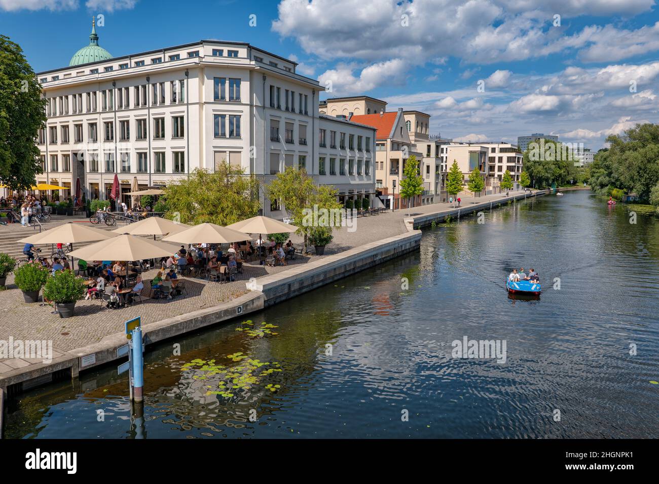 Les gratte-ciel de Potsdam et les tables de restaurant au bord de l'eau à la Havel bras Brandenburg, Allemagne. Banque D'Images