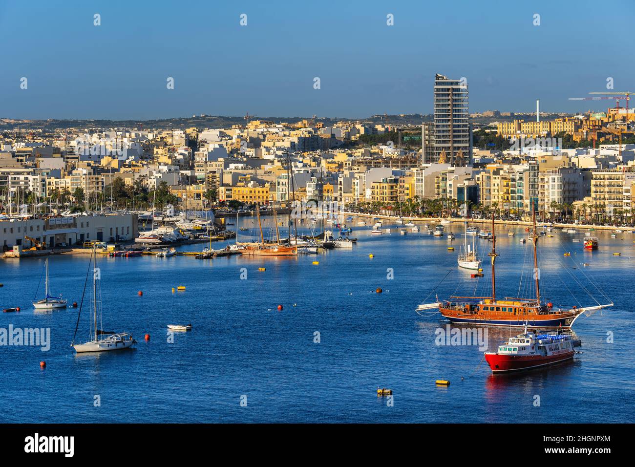 Villes de Sliema et Gzira à Malte, voiliers dans le port de Marsamxett. Banque D'Images