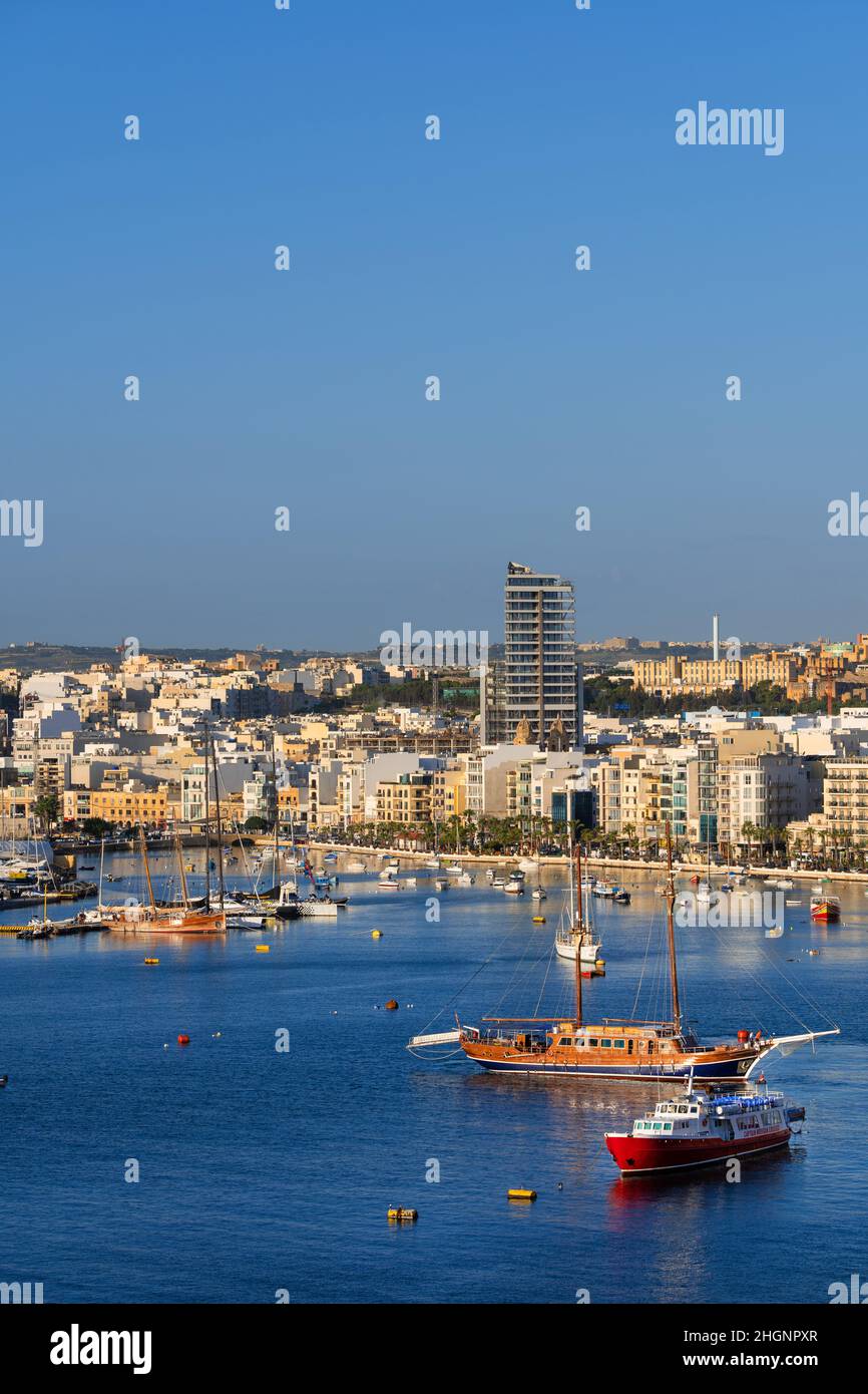 Villes de Sliema et Gzira à Malte, voiliers dans le port de Marsamxett. Banque D'Images
