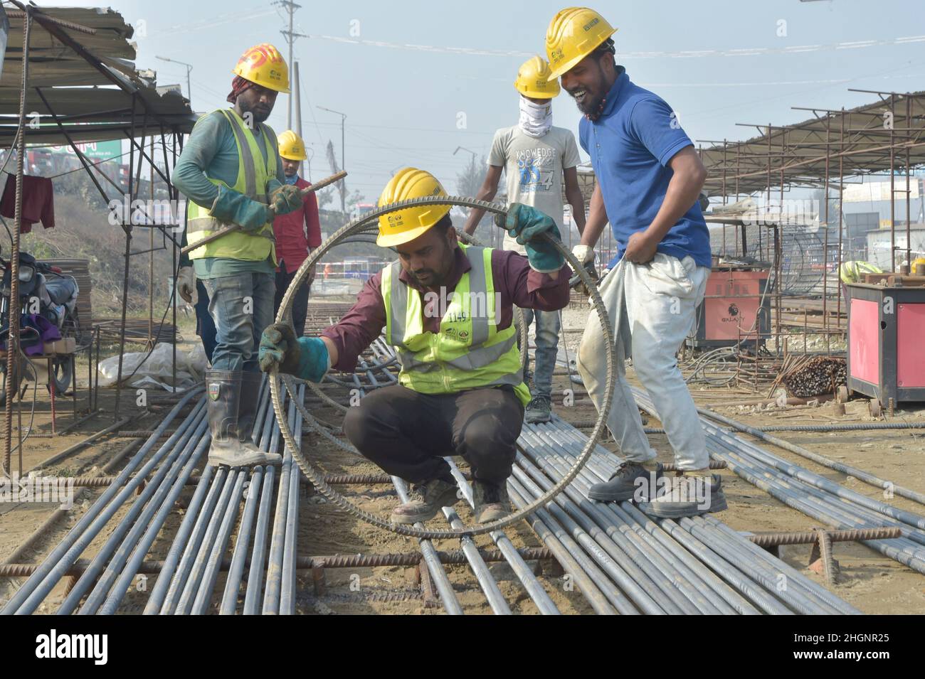 Dhaka.22nd janvier 2022.Les travailleurs construisent une voie rapide qui contourne Dhaka, capitale du Bangladesh, le 4 janvier 2022.Les travaux sur une entreprise conjointe sino-bangladaise visant à construire une autoroute transformationnelle en contournant la capitale bangladaise Dhaka sont en cours.La méga-voie express reliera les ceintures industrielles autour de Dhaka avec le port maritime de Chattogram et la région nord-est de Sylhet, en contournant la capitale congestionnée.Environ 400 millions de dollars américains seront dépensés sur l'artère à quatre voies.POUR ALLER AVEC 'la Chine méga-tech conduit Bangladesh méga autoroute" crédit: Xinhua/Alay Live News Banque D'Images