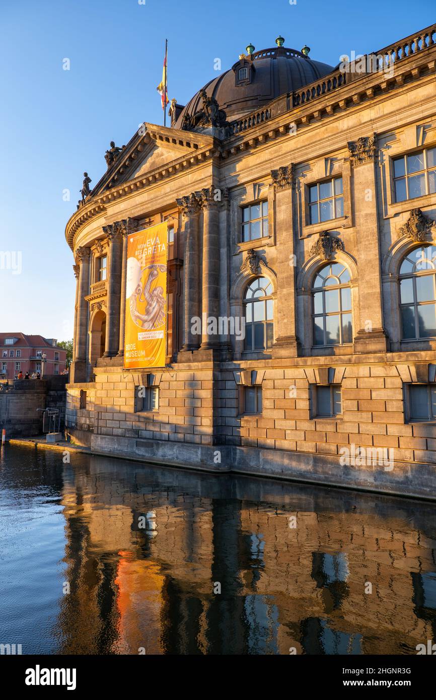 Berlin, Allemagne, bâtiment du musée de la Bode au coucher du soleil sur l'île des musées, site historique de la ville de style baroque revival. Banque D'Images