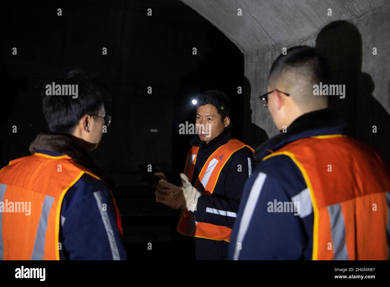 (220122) -- TAIYUAN, le 22 janvier 2022 (Xinhua) -- les travailleurs des ponts et des tunnels discutent du plan visant à draguer le système d'assainissement du tunnel de Wubao sur le chemin de fer reliant Taiyuan de la province de Shanxi au nord de la Chine et Zhongwei de la région autonome de Ningxia hui au nord-ouest de la Chine, le 19 janvier 2022.Les travailleurs maintiennent le système d'assainissement du chemin de fer Taiyuan-Zhongwei pour assurer la sécurité des transports au début de la course de voyage du Festival de printemps.(Xinhua/Yang Chenguang) Banque D'Images