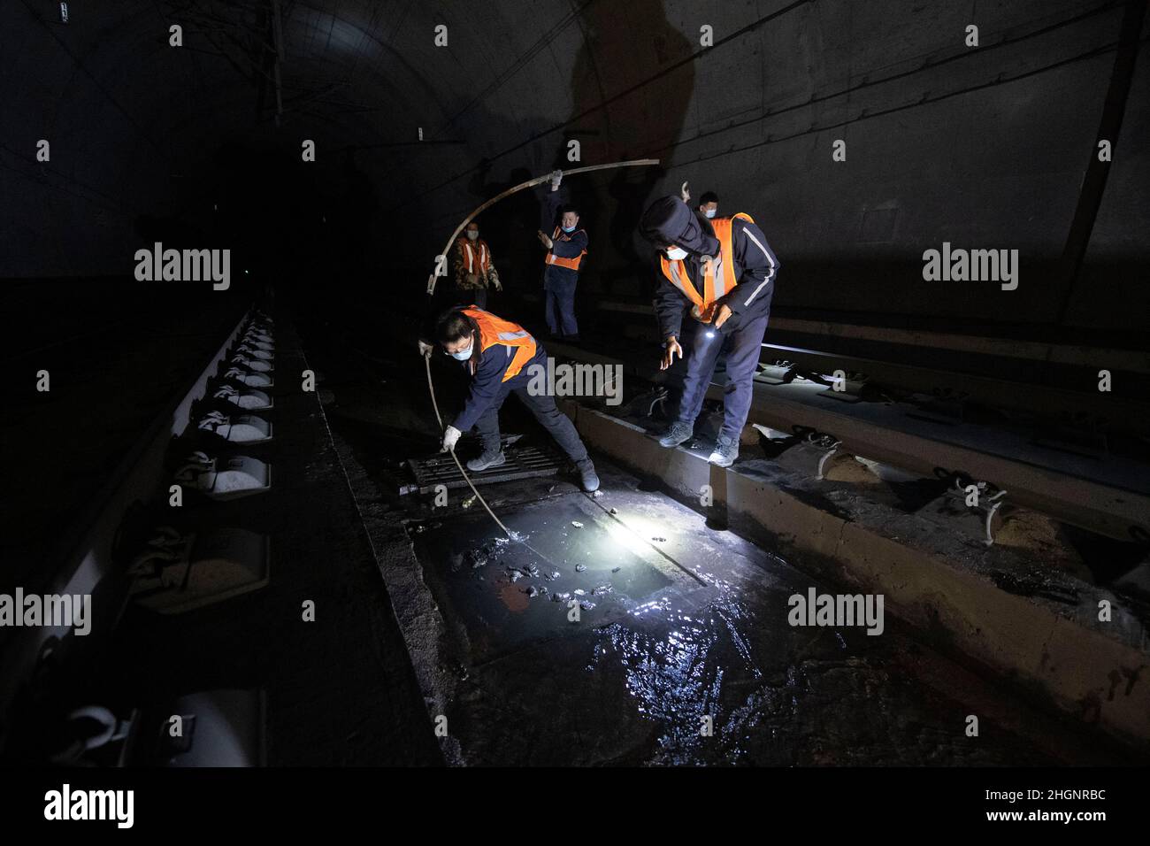 (220122) -- TAIYUAN, le 22 janvier 2022 (Xinhua) -- les travailleurs des ponts et des tunnels creusent le système d'assainissement du tunnel de Wubao sur le chemin de fer reliant Taiyuan de la province de Shanxi au nord de la Chine et Zhongwei de la région autonome de Ningxia hui au nord-ouest de la Chine, le 20 janvier 2022.Les travailleurs maintiennent le système d'assainissement du chemin de fer Taiyuan-Zhongwei pour assurer la sécurité des transports au début de la course de voyage du Festival de printemps.(Xinhua/Yang Chenguang) Banque D'Images