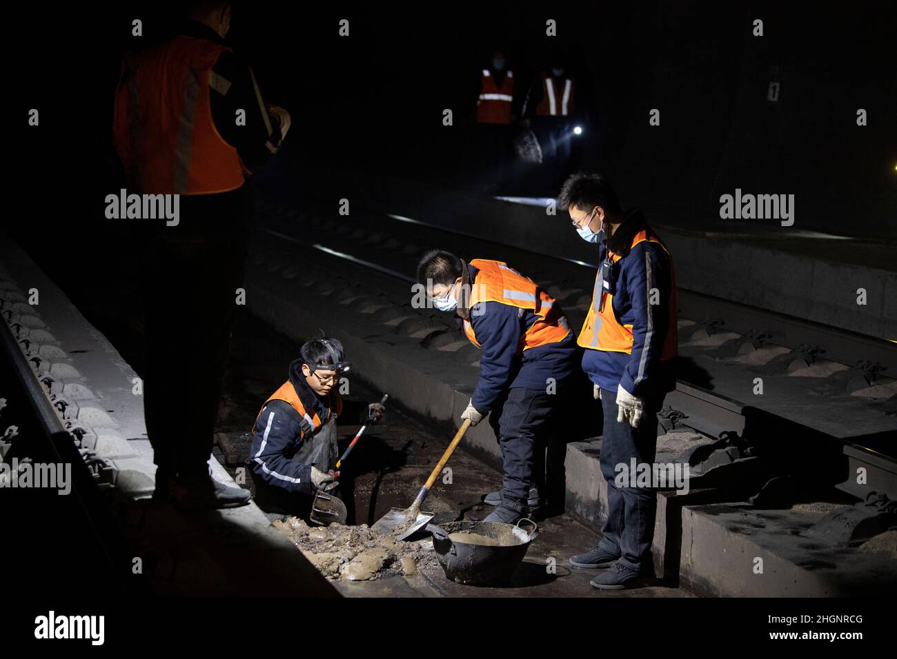 (220122) -- TAIYUAN, le 22 janvier 2022 (Xinhua) -- les travailleurs des ponts et des tunnels creusent le système d'assainissement du tunnel de Wubao sur le chemin de fer reliant Taiyuan de la province de Shanxi au nord de la Chine et Zhongwei de la région autonome de Ningxia hui au nord-ouest de la Chine, le 20 janvier 2022.Les travailleurs maintiennent le système d'assainissement du chemin de fer Taiyuan-Zhongwei pour assurer la sécurité des transports au début de la course de voyage du Festival de printemps.(Xinhua/Yang Chenguang) Banque D'Images