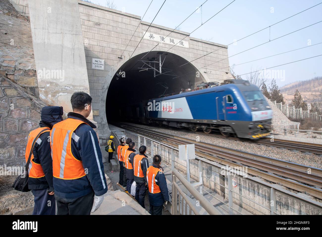 Taiyuan.20th janvier 2022.Les travailleurs du pont et du tunnel attendent un train pour passer le tunnel de Wubao sur le chemin de fer reliant Taiyuan de la province du Shanxi au nord de la Chine et Zhongwei de la région autonome de Ningxia hui au nord-ouest de la Chine, le 20 janvier 2022.Les travailleurs maintiennent le système d'assainissement du chemin de fer Taiyuan-Zhongwei pour assurer la sécurité des transports au début de la course de voyage du Festival de printemps.Credit: Yang Chenguang/Xinhua/Alamy Live News Banque D'Images