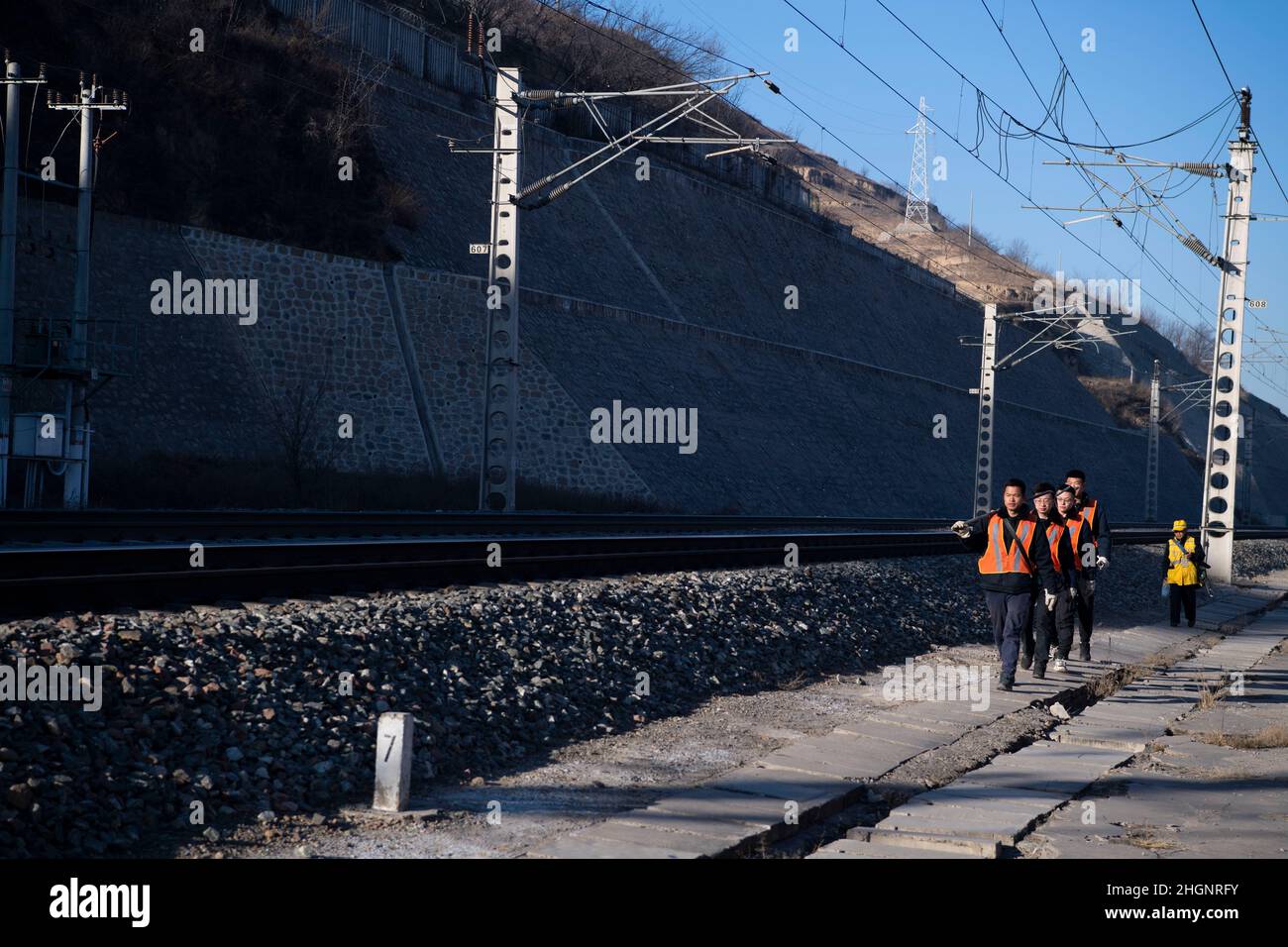 Taiyuan.19th janvier 2022.Les travailleurs des ponts et des tunnels sont sur le point de draguer le système d'assainissement du tunnel de Wubao sur le chemin de fer reliant Taiyuan de la province de Shanxi au nord de la Chine et Zhongwei de la région autonome de Ningxia hui au nord-ouest de la Chine, le 19 janvier 2022.Les travailleurs maintiennent le système d'assainissement du chemin de fer Taiyuan-Zhongwei pour assurer la sécurité des transports au début de la course de voyage du Festival de printemps.Credit: Yang Chenguang/Xinhua/Alamy Live News Banque D'Images